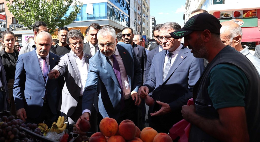 Çalışma ve Sosyal Güvenlik Bakanı Prof. Dr. Vedat Işıkhan, çeşitli ziyaretlerde bulunmak ve programlara katılmak üzere Van’a gitti.