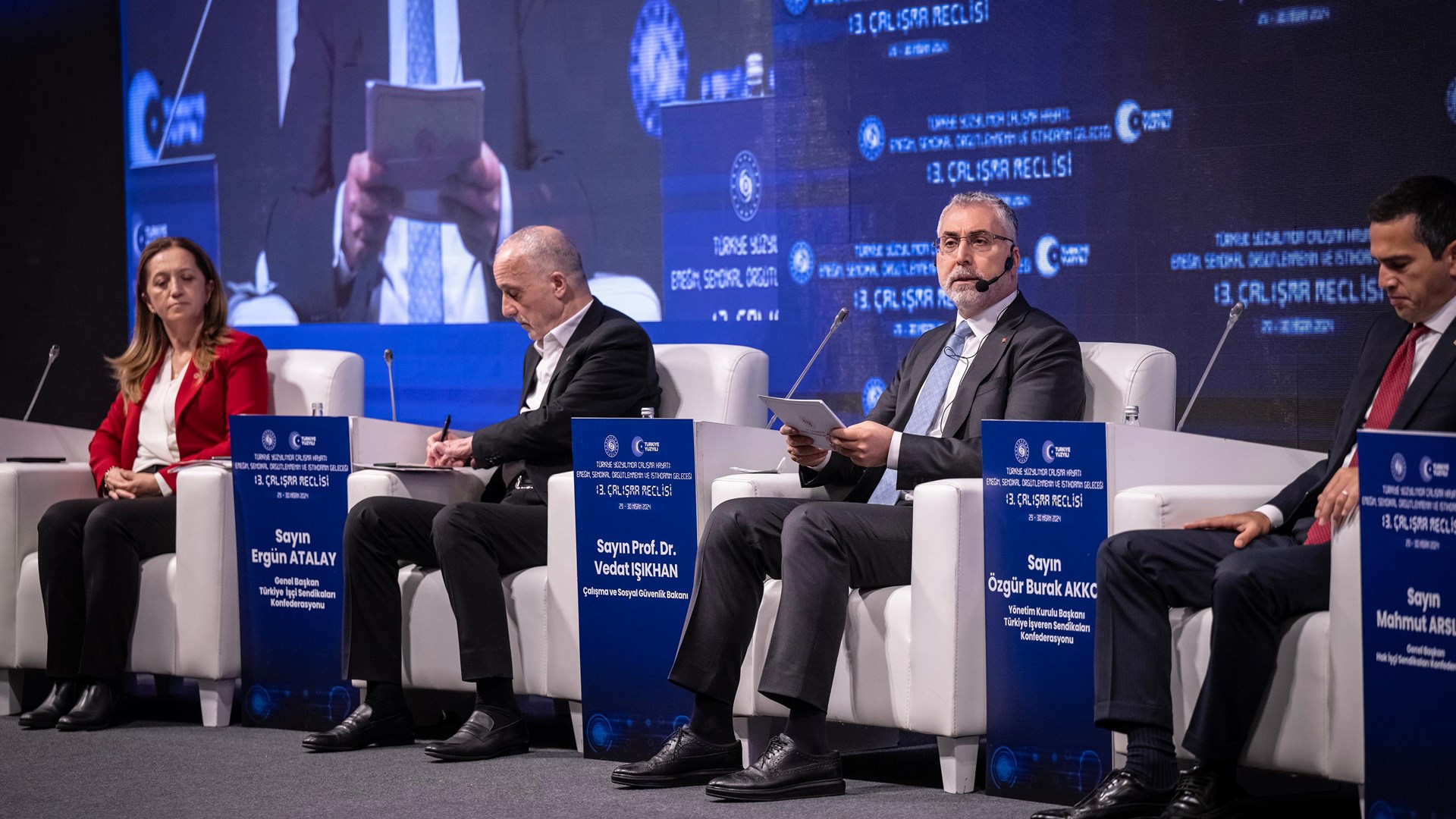 Çalışma ve Sosyal Güvenlik Bakanı Prof. Dr. Vedat Işıkhan, "Türkiye Yüzyılında Çalışma Hayatı: Emeğin, Sendikal Örgütlenmenin ve İstihdamın Geleceği" temasıyla düzenlenen 13. Çalışma Meclisi toplantısına katıldı.