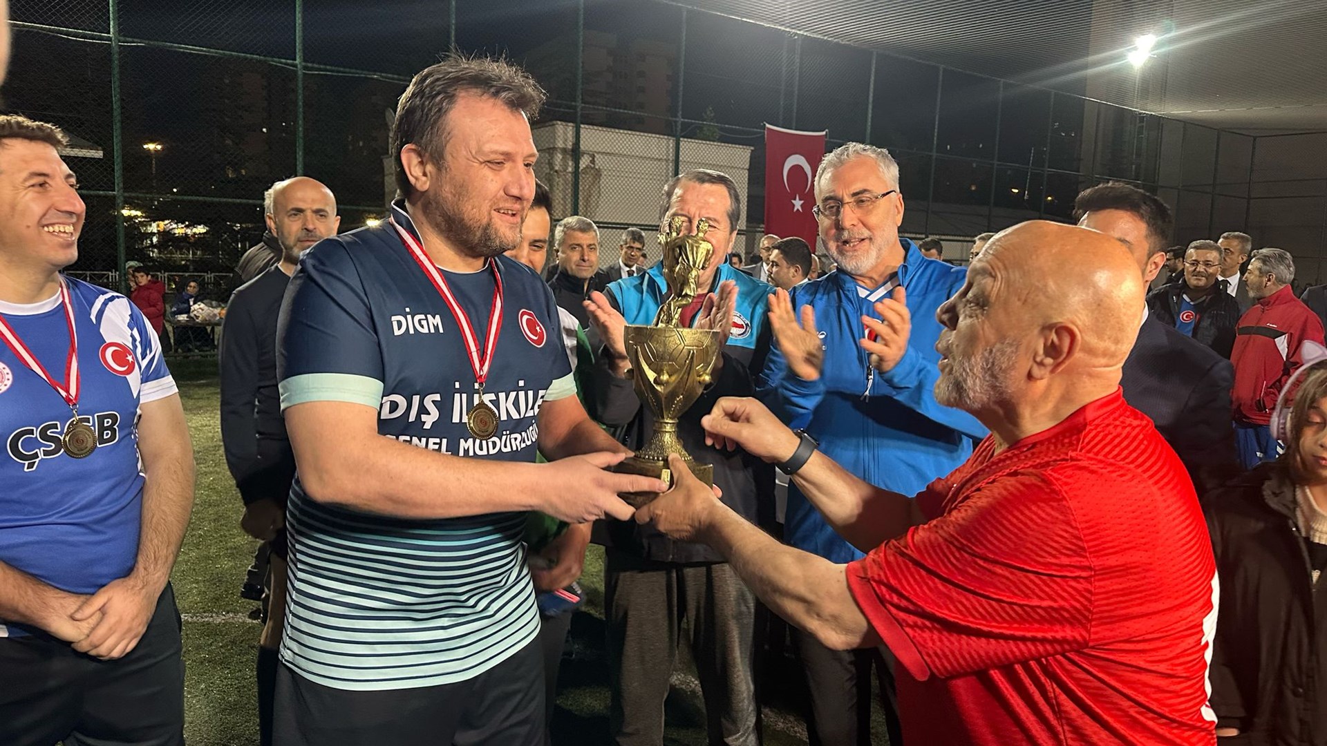 Bakanlığımız tarafından 1 Mayıs Emek ve Dayanışma Günü dolayısıyla düzenlenen “2. İşçi, İşveren ve Kamu Çalışanları Futbol Turnuvasında” Dış İlişkiler ve Avrupa Birliği Genel Müdürlüğümüz futbol takımı 3’üncü oldu.