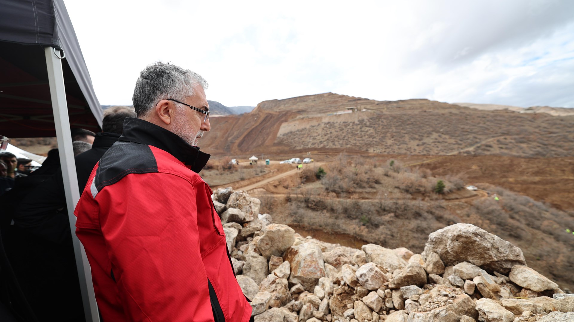 Çalışma ve Sosyal Güvenlik Bakanı Prof. Dr. Vedat Işıkhan, Erzincan ilinin İliç ilçesindeki altın madeni sahasında meydana gelen heyelandan dolayı 9 işçinin göçük altında kaldığı bölgede incelemelerde bulundu ve Afet Koordinasyon Merkezi’nde yetkililerden bilgi aldı.