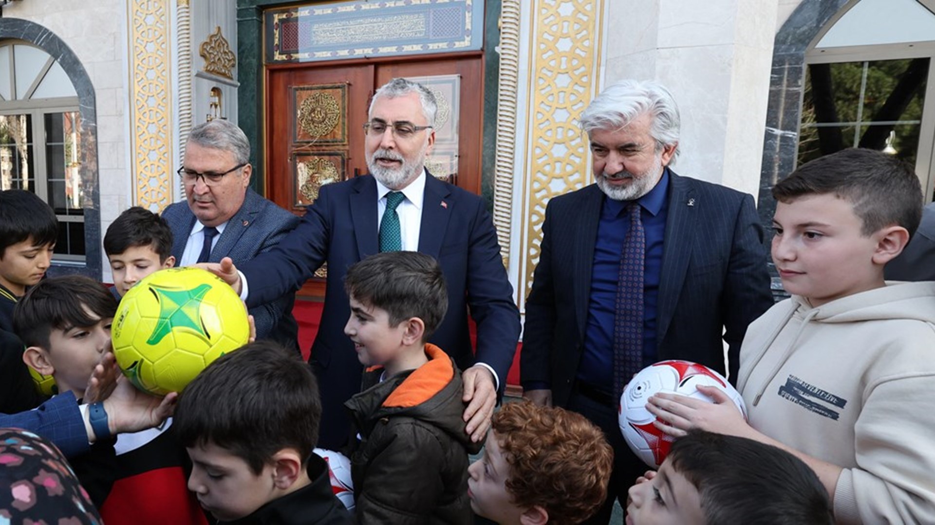 Çalışma ve Sosyal Güvenlik Bakanı Prof. Dr. Vedat Işıkhan, Manisa’da düzenlenen “İş-Pozitif Kadın İstihdamı Projesi Tanıtım Toplantısı” na iştirak etti.
