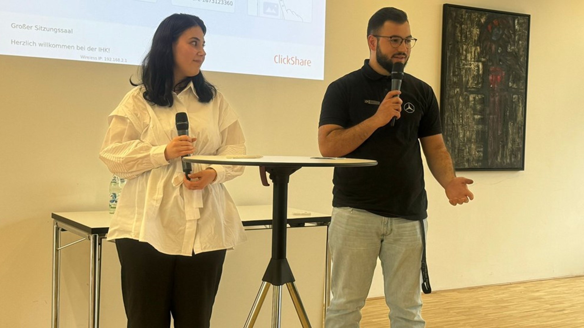 Stuttgart Çalışma ve Sosyal Güvenlik Ataşeliğimizce yaz tatili öncesi gençler ve ebeveynlere, okul sonrası meslek eğitimi ve yüksekokul seçenekleri konusunda kapsamlı bilgiler verildi.