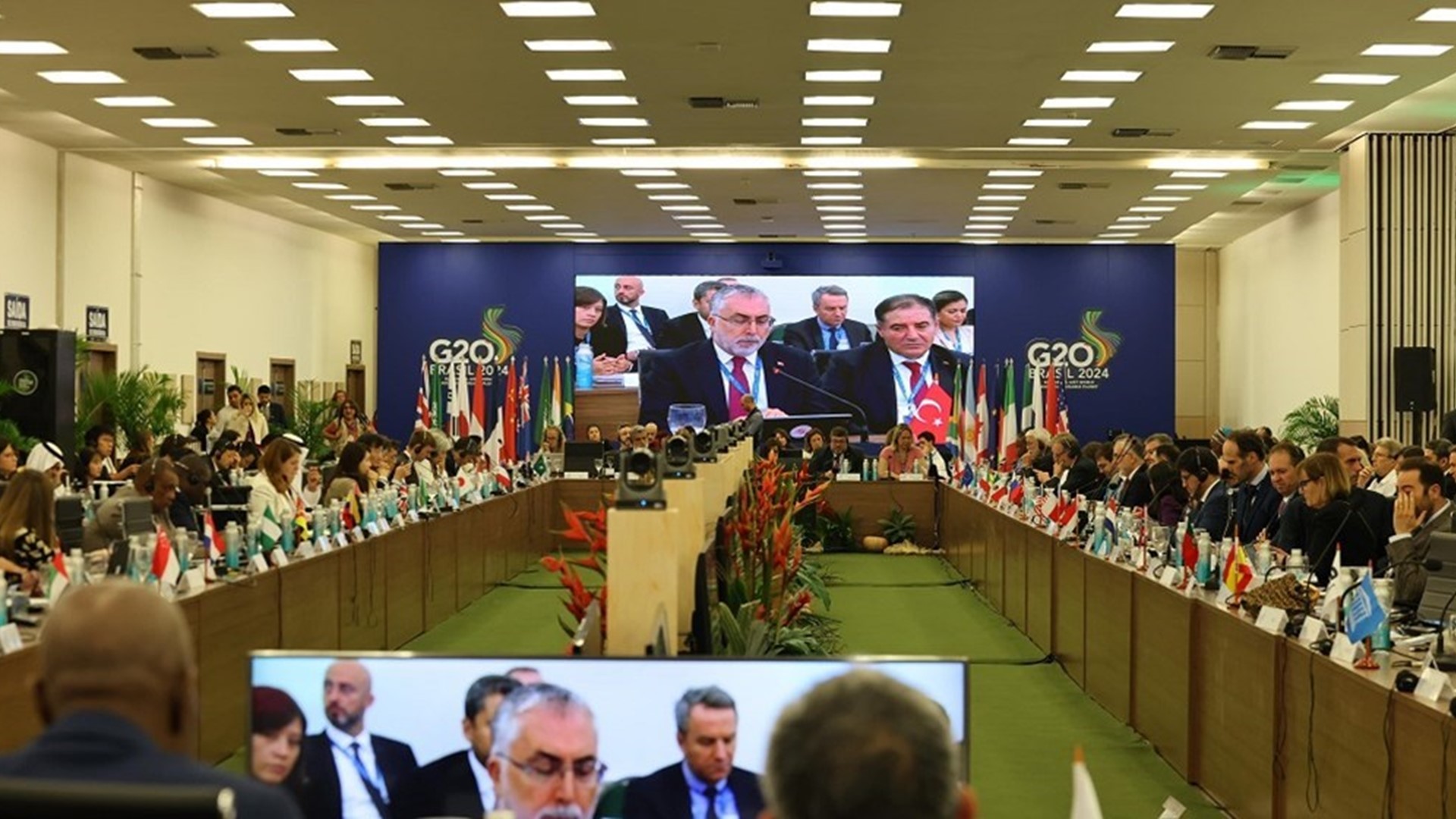 Çalışma ve Sosyal Güvenlik Bakanı Prof. Dr. Vedat Işıkhan, Brezilya'nın Fortaleza kentinde düzenlenen "G20 Çalışma ve İstihdam Bakanları Toplantısı" kapsamında düzenlenen "Adil Geçiş Liderlik Forumu"nda konuştu.