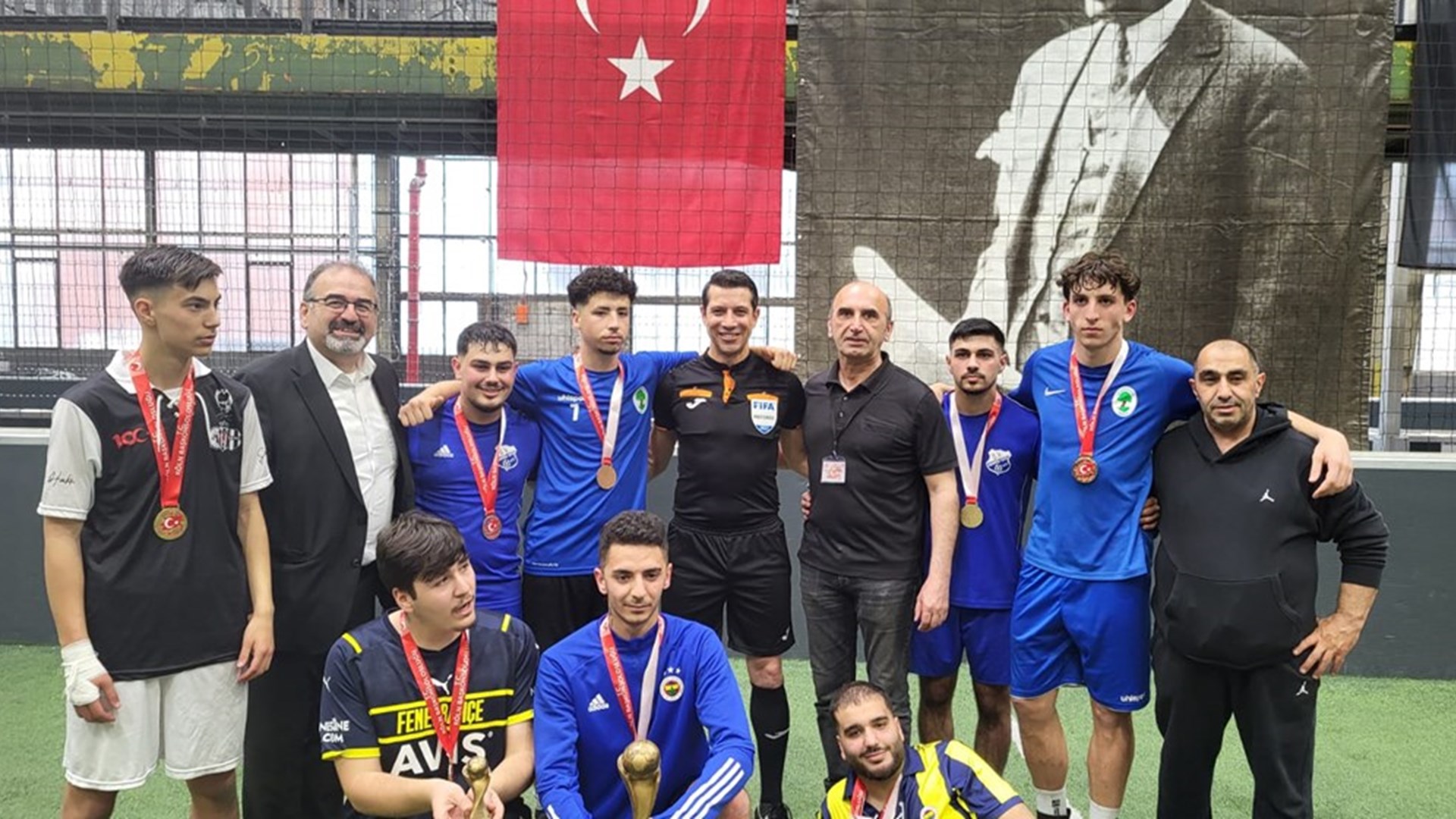 Köln Çalışma ve Sosyal Güvenlik Ataşeliğimizin T.C. Köln Başkonsolosluğunun himayesinde DİTİB Köln Bölge Veliler Birliği ile birlikte çeşitli etkinliklerle gerçekleştirdiği “19 Mayıs Atatürk’ü anma Gençlik ve Spor Bayramı” büyük bir coşkuyla kutlandı.