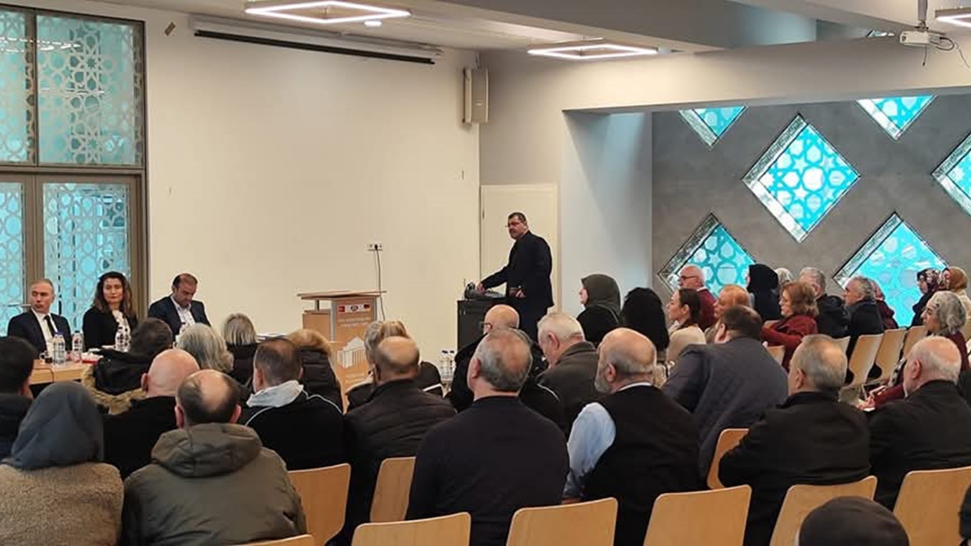 Stuttgart Ataşeliğimizce 2 Şubat 2025 Perşembe akşamı Çağdaş Yaşamı Destekleme Derneği’nde ve 9 Şubat 2025 Pazar günü DİTİB Esslingen Yunus Emre Cami Derneği’nde vatandaşlarımızla bir araya gelinmiş ve bilgilendirme toplantıları yapılmıştır.