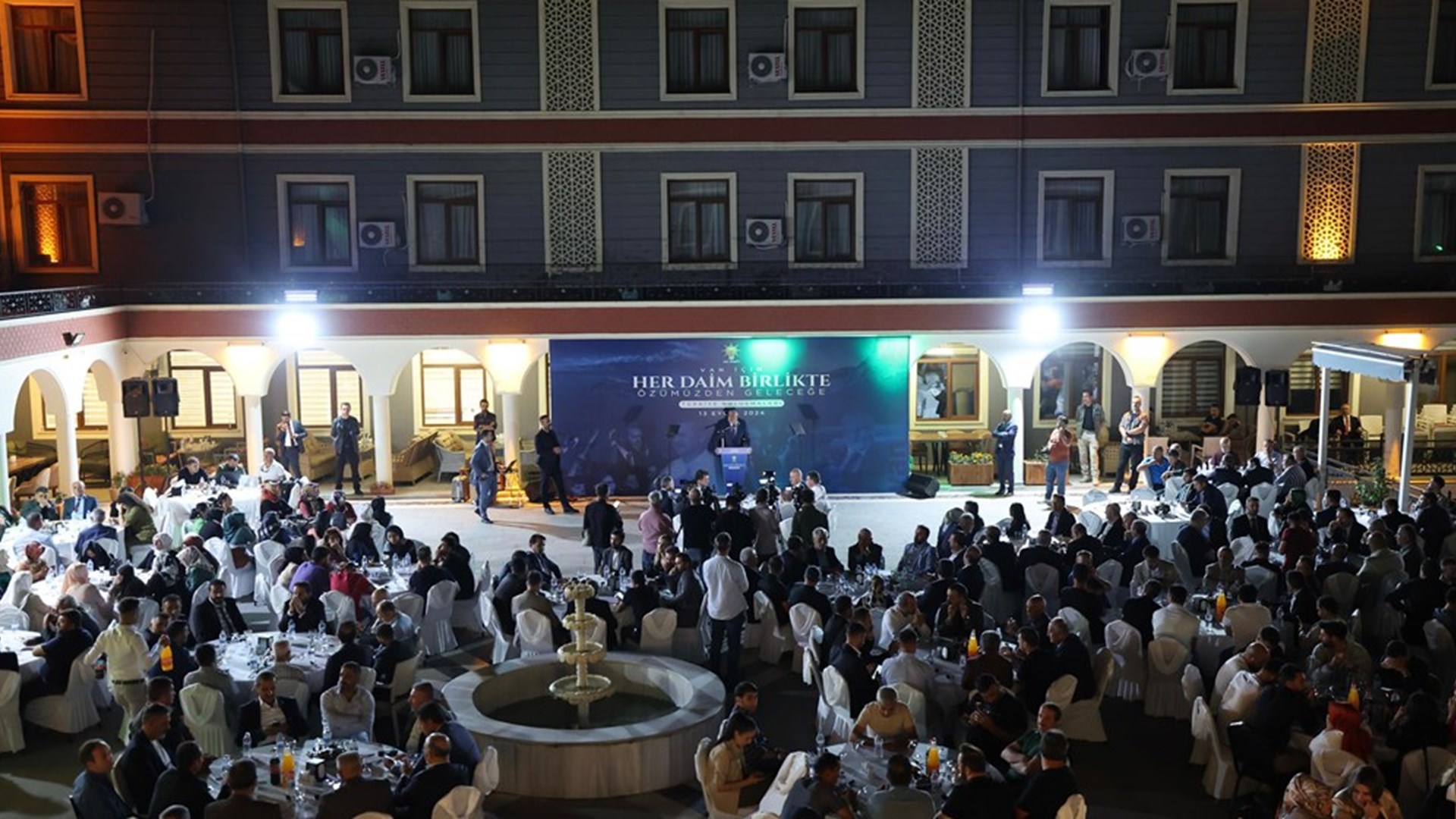 Çalışma ve Sosyal Güvenlik Bakanı Prof. Dr. Vedat Işıkhan, çeşitli ziyaretlerde bulunmak ve programlara katılmak üzere Van’a gitti.