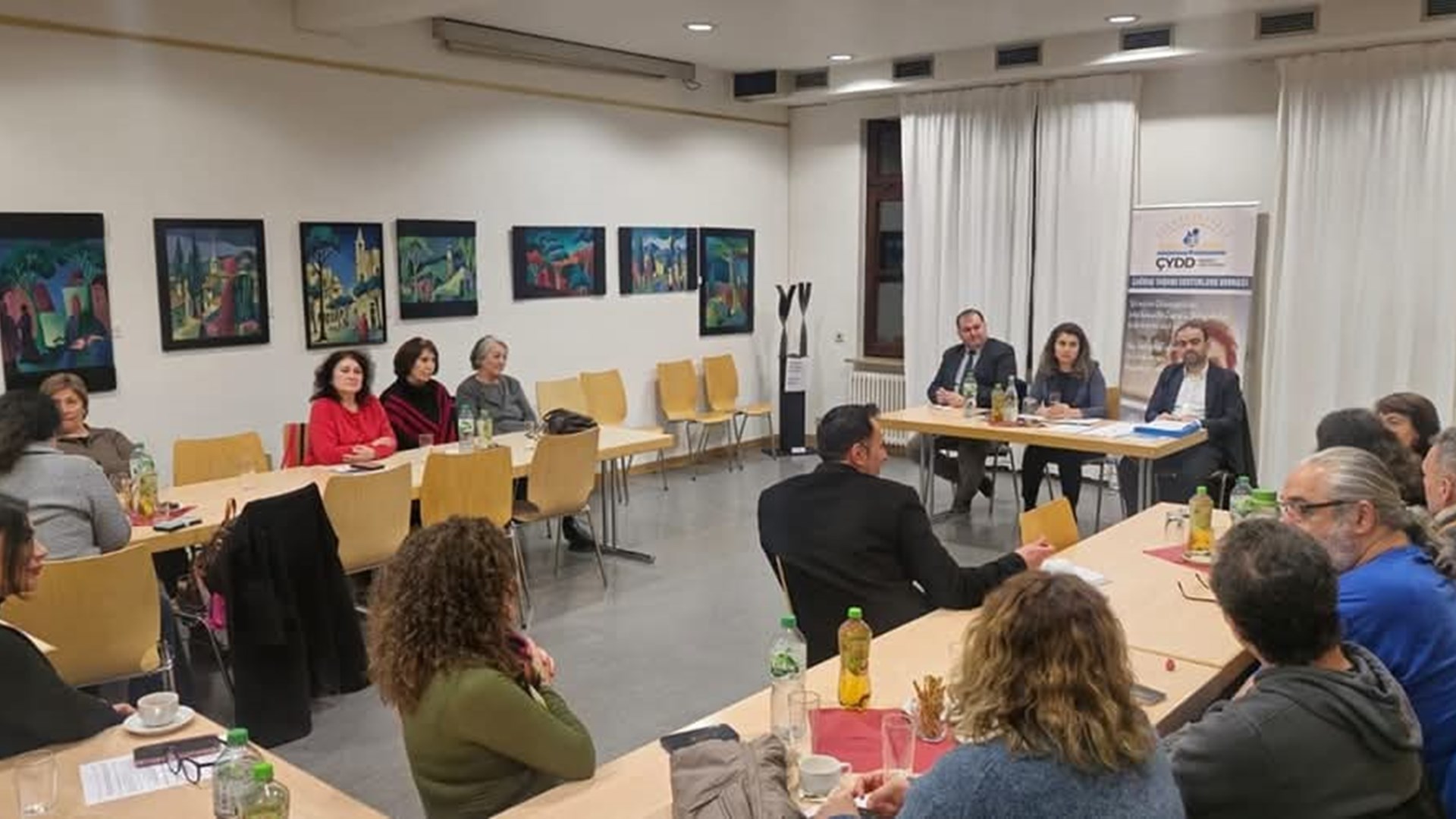 Stuttgart Ataşeliğimizce 2 Şubat 2025 Perşembe akşamı Çağdaş Yaşamı Destekleme Derneği’nde ve 9 Şubat 2025 Pazar günü DİTİB Esslingen Yunus Emre Cami Derneği’nde vatandaşlarımızla bir araya gelinmiş ve bilgilendirme toplantıları yapılmıştır.