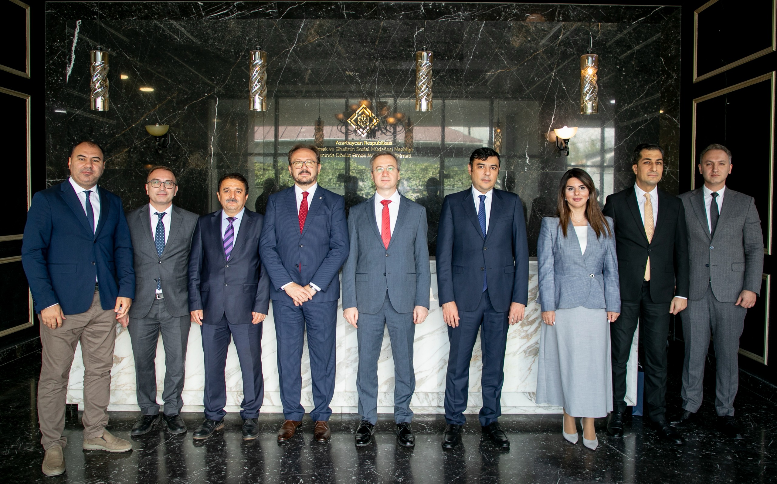 Türkiye Cumhuriyeti Çalışma ve Sosyal Güvenlik Bakanlığı ile Azerbaycan Cumhuriyeti Çalışma ve Halkın Sosyal Koruması Bakanlığı arasındaki 11. Ortak Daimî Komisyon Toplantısı’nda kabul edilen “2024-2025 Eylem Planı” çerçevesinde, Rehberlik ve Teftiş Başkanımız Bekir Aktürk ve beraberindeki heyet, Azerbaycan’a çalışma ziyareti gerçekleştirdi. Ziyaret kapsamında, 23 Eylül 2025 tarihinde çeşitli oturumlar düzenlendi.