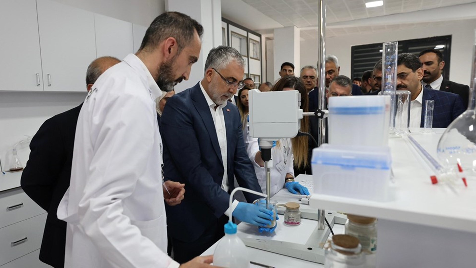 Çalışma ve Sosyal Güvenlik Bakanı Prof. Dr. Vedat Işıkhan, çeşitli temaslarda bulunmak ve “Milli Müdafaadan Milli Kalkınmaya; Türkiye Yüzyılı’nın Kadınları, Kadın İstihdam Sistemi İş Pozitif Tanıtım Programı ve Fuar Açılışı” programına katılmak üzere Sivas’a gitti.