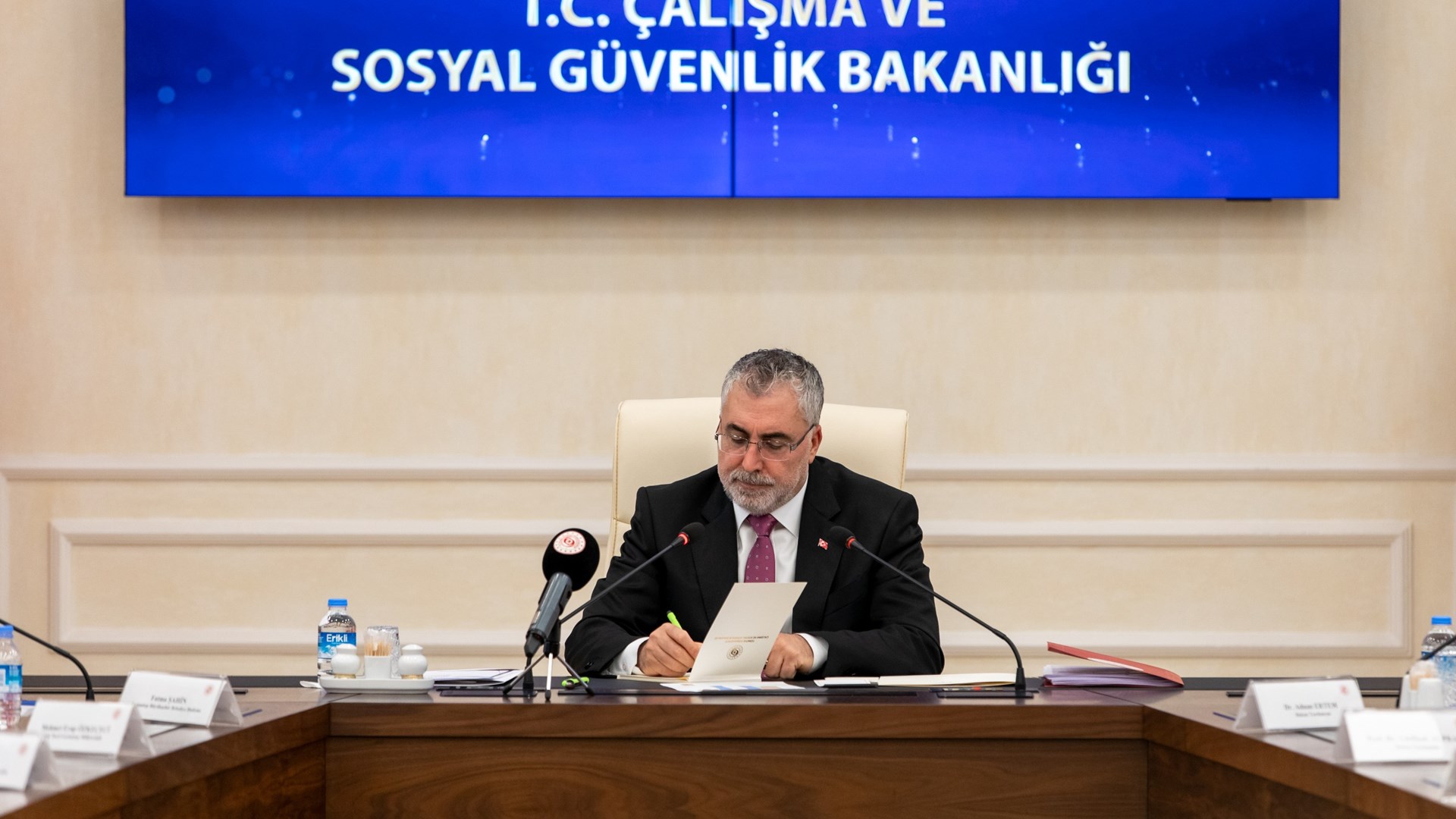 Çalışma ve Sosyal Güvenlik Bakanı Vedat Işıkhan, 6 Şubat depremlerinden etkilenen illere yaptığı ziyaretlerin ardından 11 ilin ihtiyaç ve taleplerini dinlemek için milletvekilleri, belediye başkanları ve AK Parti il başkanları ile toplantılar gerçekleştirdi.