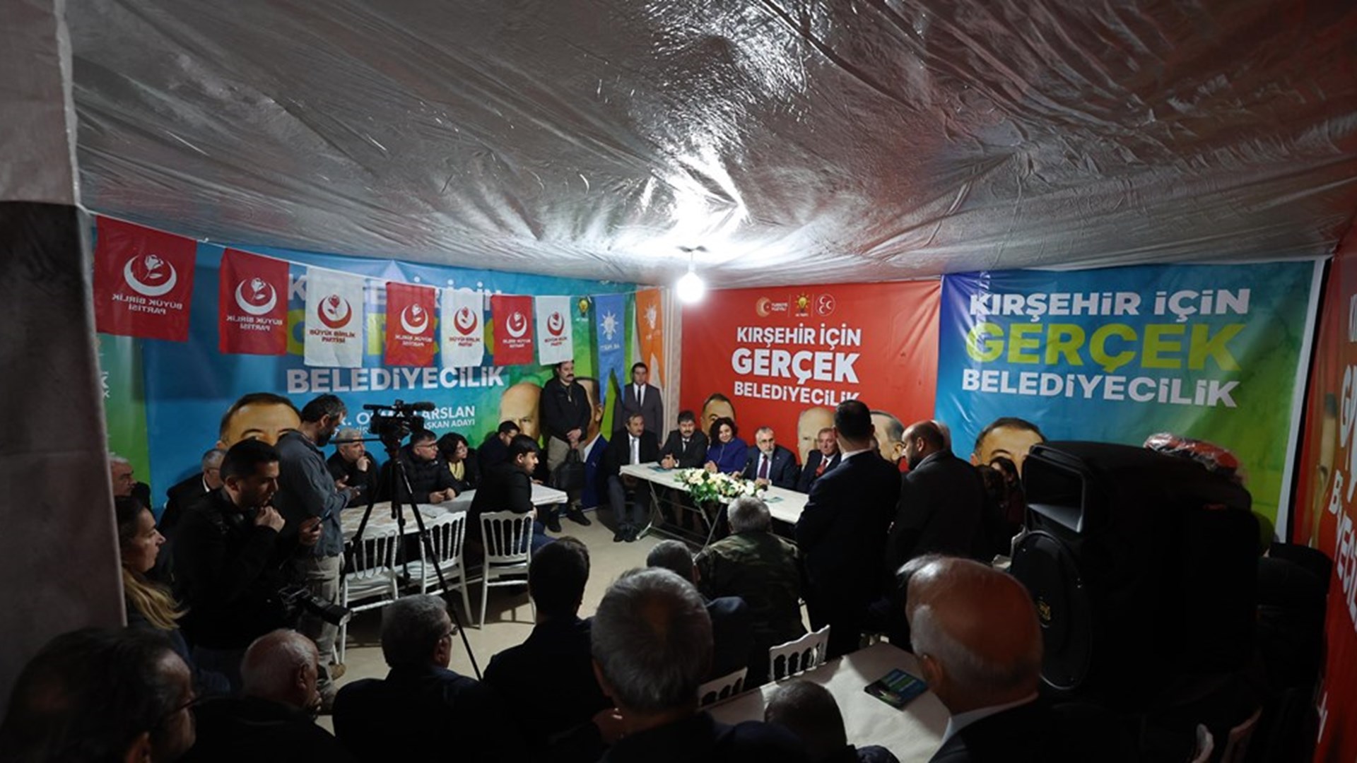 Çalışma ve Sosyal Güvenlik Bakanı Prof. Dr. Vedat Işıkhan, çeşitli temaslarda bulunmak ve programlara katılmak üzere Kırşehir’e gitti.