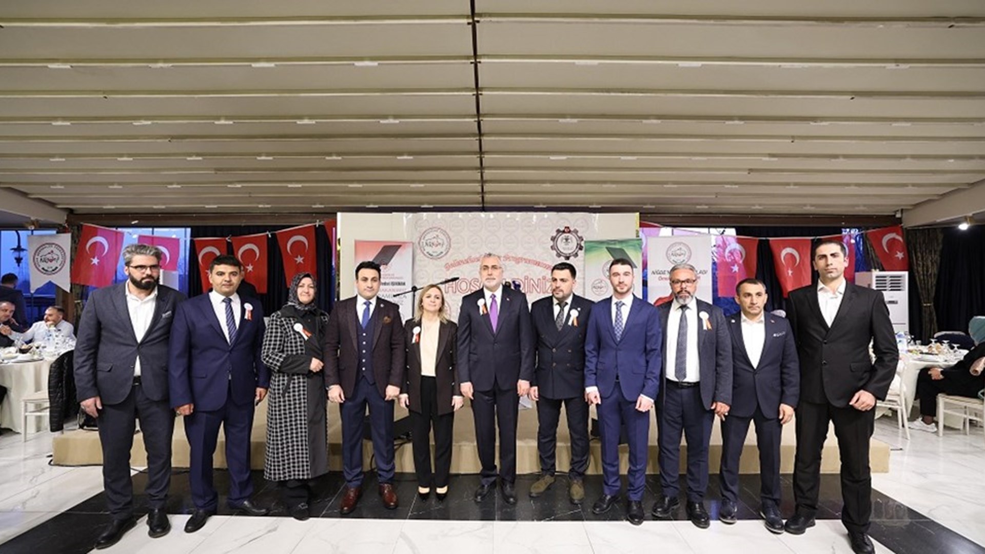 Çalışma ve Sosyal Güvenlik Bakanı Prof. Dr. Vedat Işıkhan, Niğde Dernekler Federasyonu (NİĞDEF) ve Niğdeli Bürokrat Sanayici ve İşadamları Derneği (NİSİAD) tarafından Bayrampaşa'daki Adapark'ta düzenlenen iftar programına katıldı.