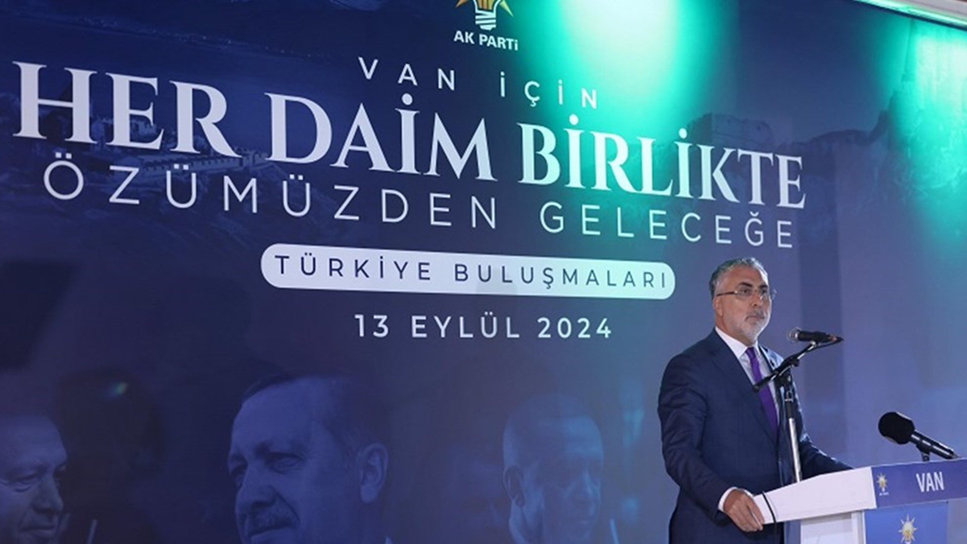 Çalışma ve Sosyal Güvenlik Bakanı Prof. Dr. Vedat Işıkhan, çeşitli ziyaretlerde bulunmak ve programlara katılmak üzere Van’a gitti.