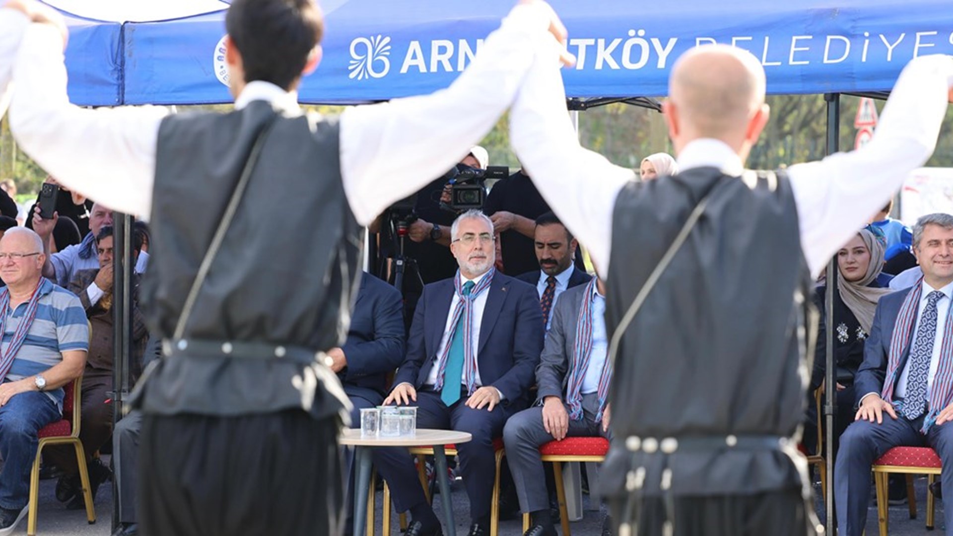 Çalışma ve Sosyal Güvenlik Bakanı Prof. Dr. Vedat Işıkhan, çeşitli temaslarda bulunmak ve programlara katılmak üzere İstanbul’a gitti.