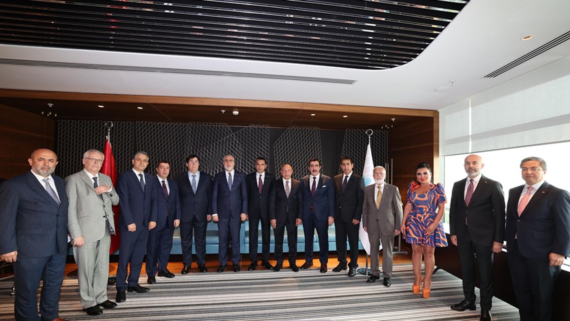 Çalışma ve Sosyal Güvenlik Bakanı Prof. Dr. Vedat Işıkhan, Türkiye İşveren Sendikaları Konfederasyonu (TİSK) Yönetim Kurulu Başkanı Özgür Burak Akkol ve beraberindeki TİSK Yönetim Kurulu Üyeleri ile İstanbul’da bir araya geldi.