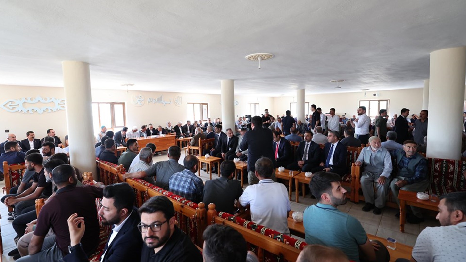 Çalışma ve Sosyal Güvenlik Bakanı Prof. Dr. Vedat Işıkhan, Diyarbakır ve Mardin'de çıkan yangın nedeniyle hayatını kaybedenlerin yakınlarına taziye ziyaretinde bulundu.