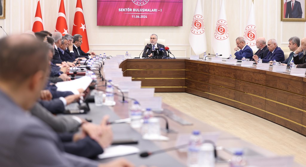 Çalışma ve Sosyal Güvenlik Bakanı Prof. Dr. Vedat Işıkhan, Çalışma ve Sosyal Güvenlik Bakanlığı Reşat Moralı Toplantı Salonu’nda düzenlenen tekstil, giyim ve deri sektörünün temsilcilerinin katıldığı “I. Sektör Buluşmaları Programı” na katıldı.