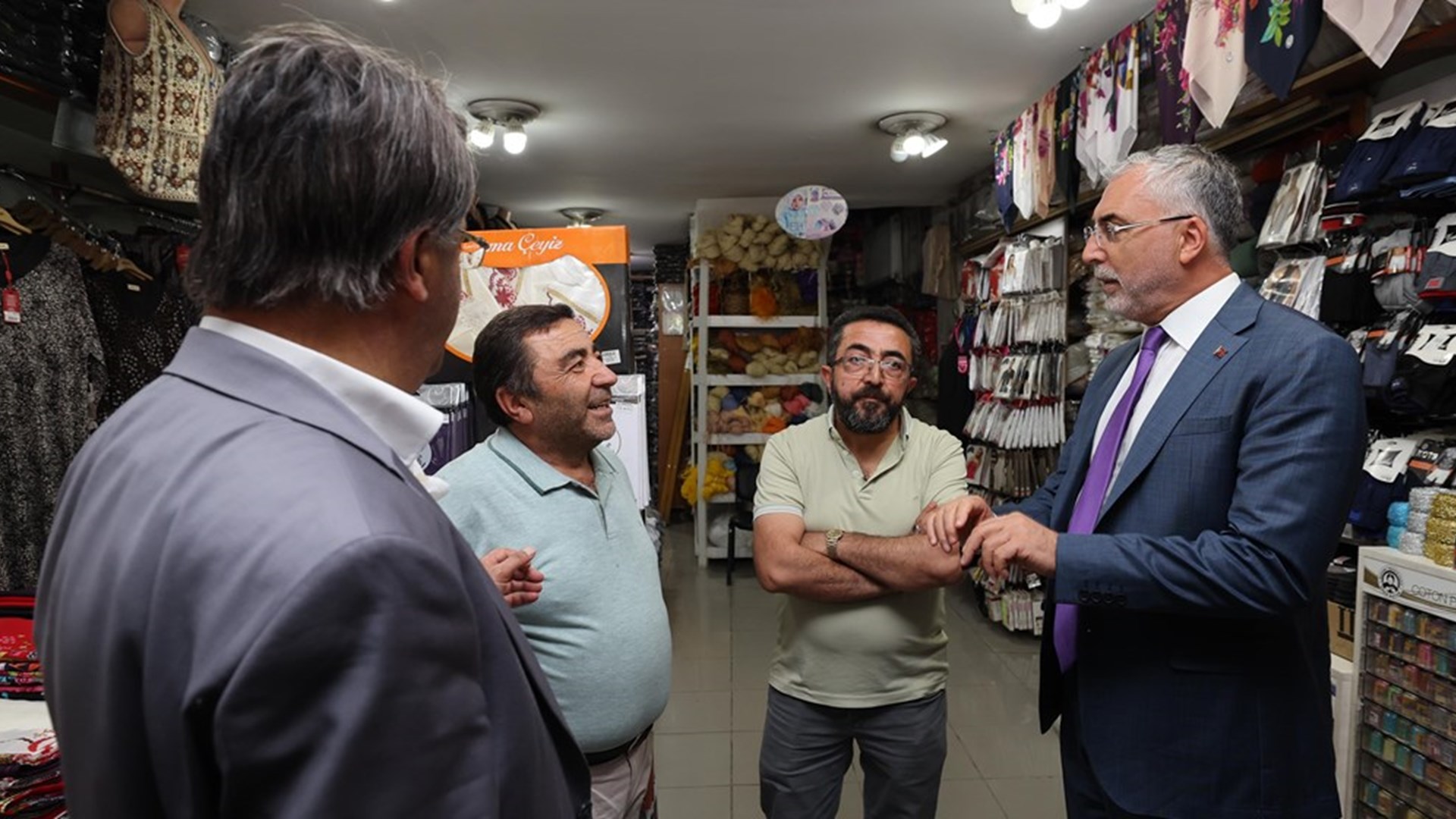 Çalışma ve Sosyal Güvenlik Bakanı Prof. Dr. Vedat Işıkhan, çeşitli ziyaretlerde bulunmak ve programlara katılmak üzere Van’a gitti.