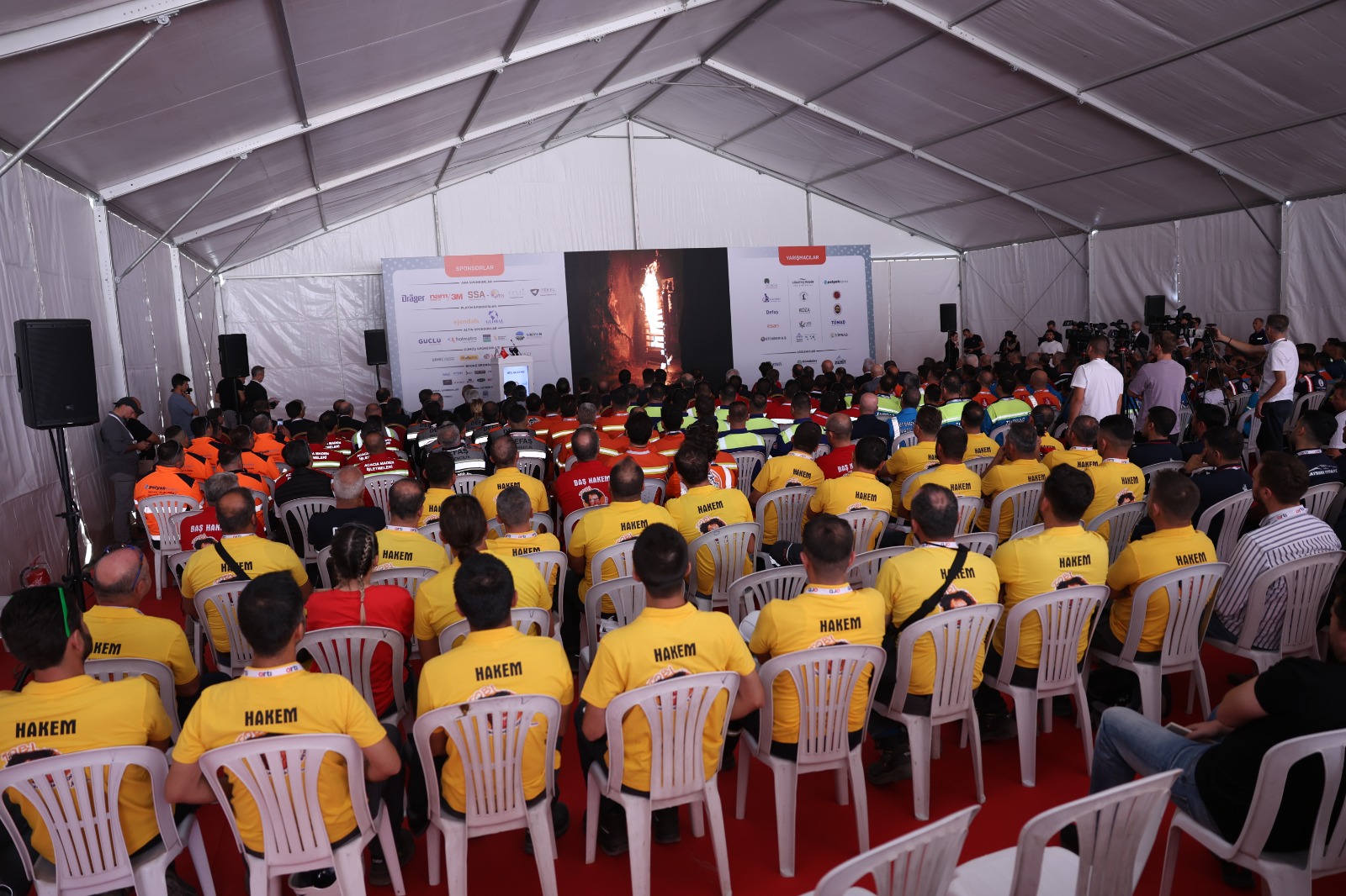 Kütahya, 17-20 Eylül tarihlerinde, Türkiye’nin acil durum müdahale ve kurtarma kapasitesini ölçme ve geliştirme amacı taşıyan önemli bir etkinliğe ev sahipliği yapıyor. Türkiye Madenciler Derneği (TMD) tarafından düzenlenen Maden Kurtarma Yarışmaları'nın üçüncüsü, Kütahya Tavşanlı’daki Türkiye Kömür İşletmeleri (TKİ) Kurumu Garp Linyitleri İşletmesi'nde gerçekleştiriliyor.