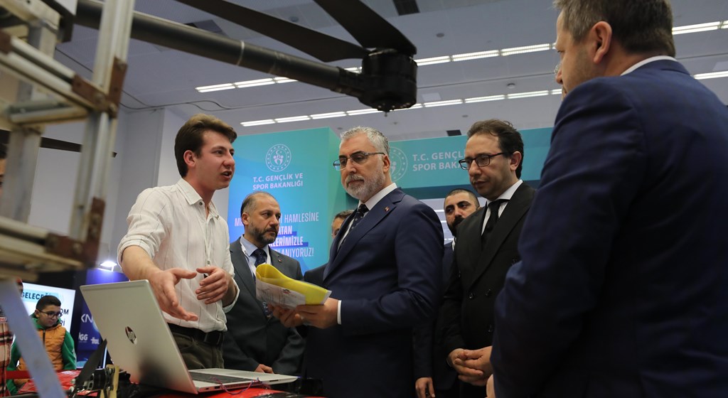 Çalışma ve Sosyal Güvenlik Bakanı Prof. Dr. Vedat Işıkhan, Türkiye Verimlilik Vakfı ve Ankara Bilim Üniversitesinin ev sahipliğinde ATO Congresium'da düzenlenen "Gelecek İçin Teknolojiler" temalı 6. Verimlilik ve Teknoloji Fuarı'nı ziyaret etti.