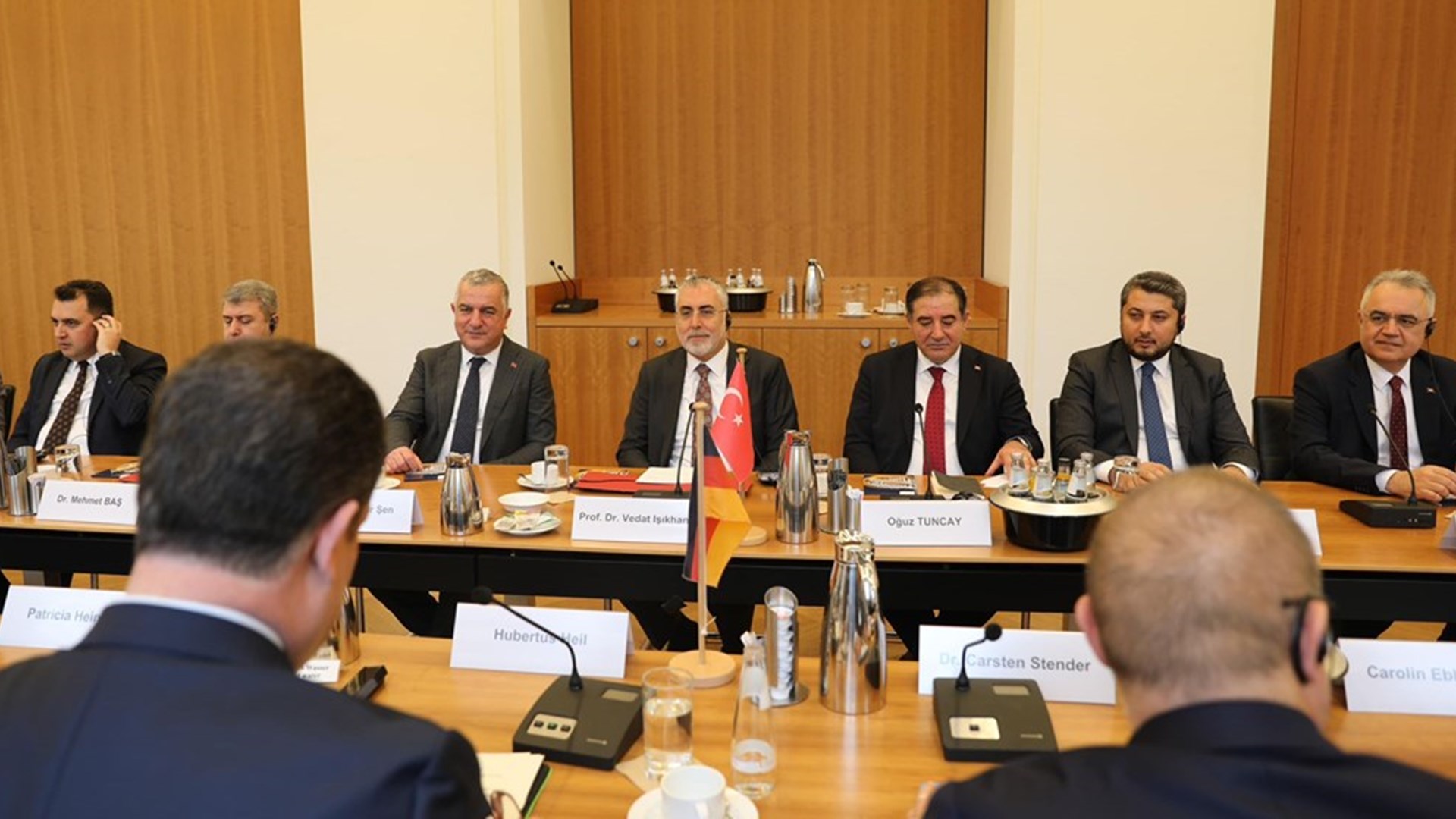 Çalışma ve Sosyal Güvenlik Bakanı Prof. Dr. Vedat Işıkhan, Türkiye – Almanya Bakanlıklararası Ortak Çalışma Grubu 7. Toplantısı’na katılmak ve çeşitli temaslarda bulunmak üzere Berlin’e gitti.