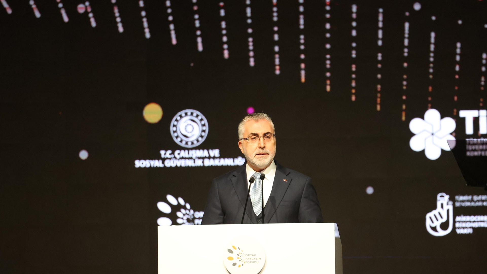 Çalışma ve Sosyal Güvenlik Bakanı Prof. Dr. Vedat Işıkhan, Cumhurbaşkanı Recep Tayyip Erdoğan’ın katılımıyla Çalışma ve Sosyal Güvenlik Bakanlığı ve Türkiye İşveren Sendikaları Konfederasyonu (TİSK) tarafından düzenlenen Ortak Paylaşım Forumu’nda konuştu.