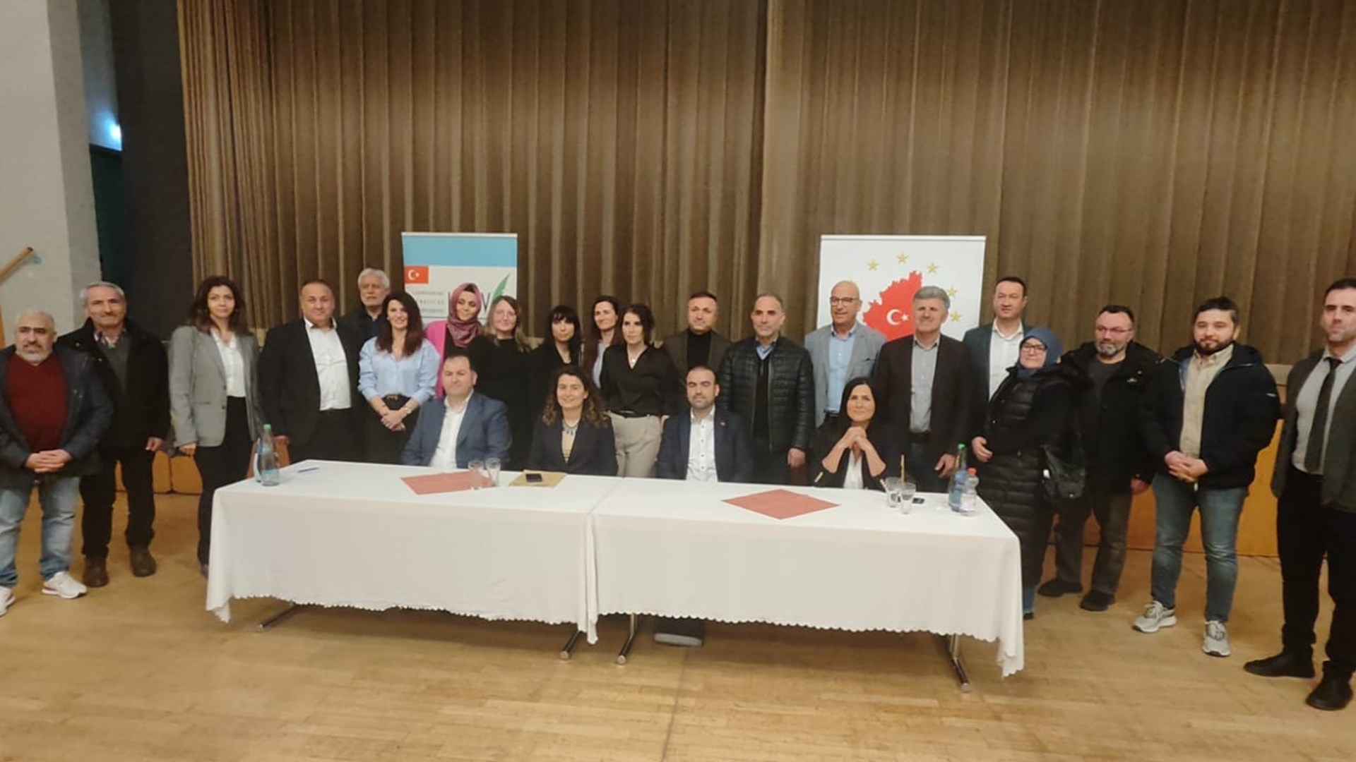 Stuttgart Ataşeliğimizce 16 Şubat 2025 Pazar günü DİTİB Stuttgart Feuerbach Merkez Camii Derneği ev sahipliğinde, 21 Şubat 2025 Cuma akşamı Türk Veli Birlikleri Federasyonu iş birliğiyle LUTEV Ludwigsburg Türk Okul Aile Birliği ev sahipliğinde ve 23 Şubat 2025 Pazar günü DİTİB Ulm Merkez Camii Derneği’nde vatandaş bilgilendirme toplantıları gerçekleştirilmiştir.