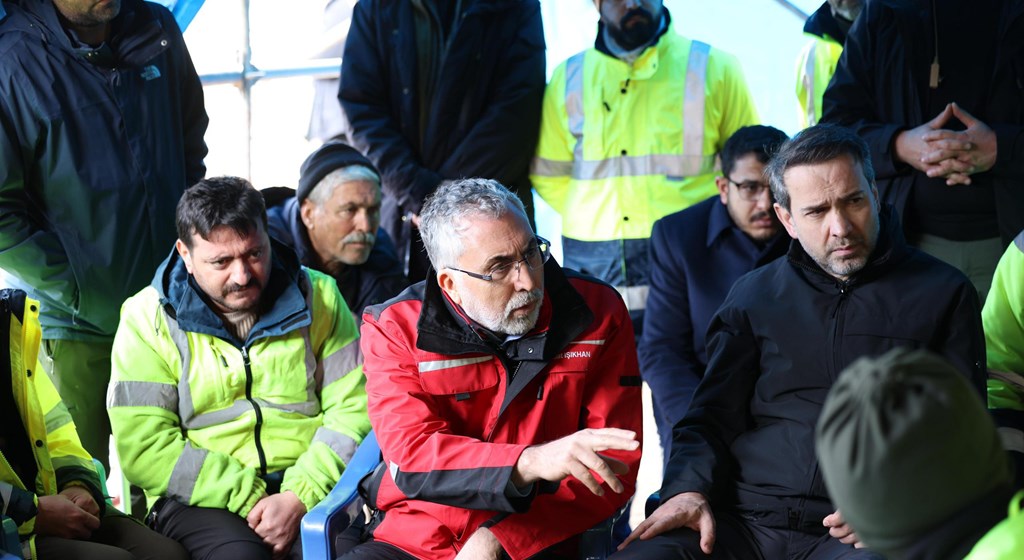 Çalışma ve Sosyal Güvenlik Bakanı Prof. Dr. Vedat Işıkhan, Erzincan ilinin İliç ilçesindeki altın madeni sahasında meydana gelen heyelandan dolayı 9 işçinin göçük altında kaldığı bölgede incelemelerde bulundu ve Afet Koordinasyon Merkezi’nde yetkililerden bilgi aldı.