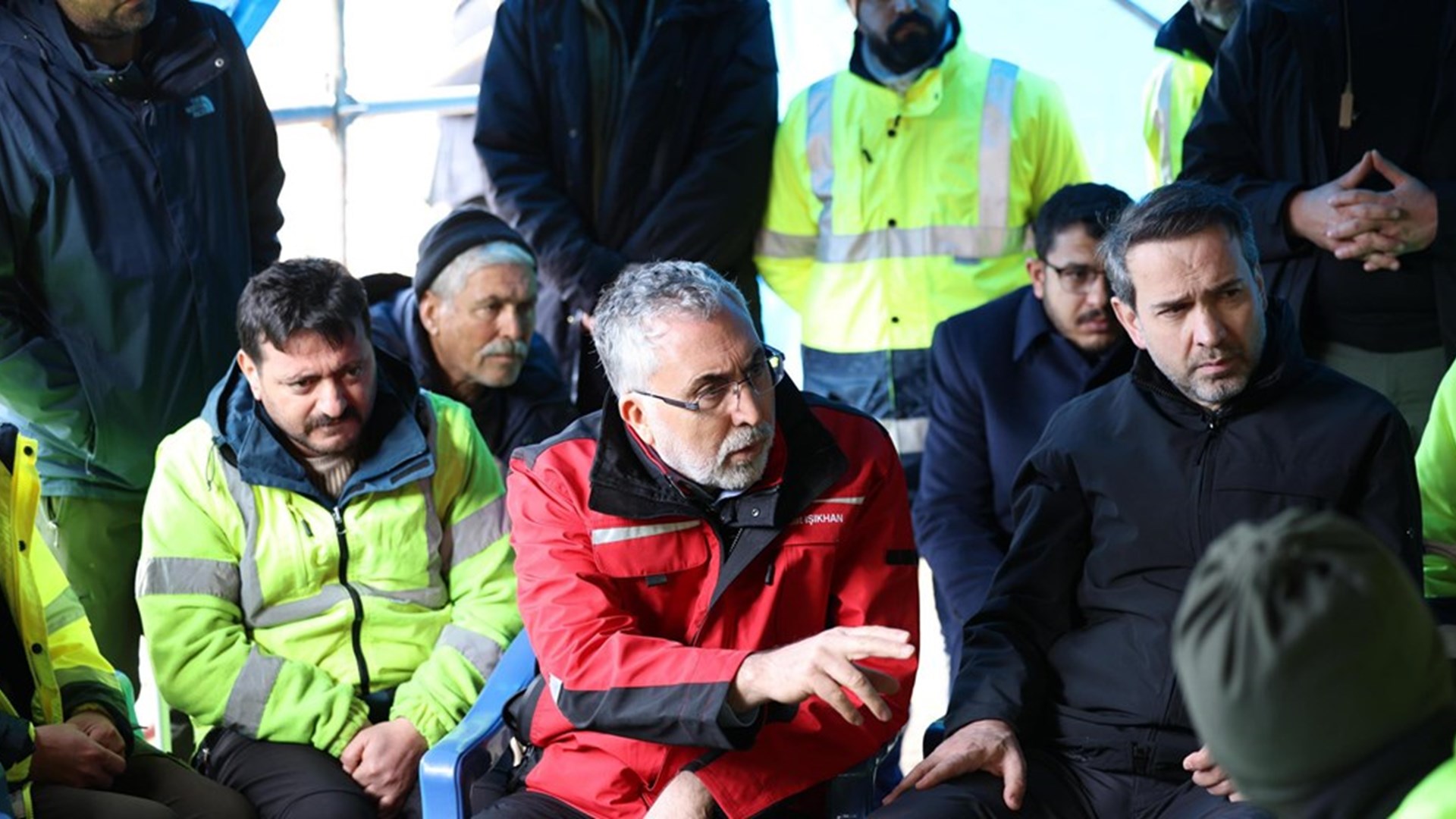 Çalışma ve Sosyal Güvenlik Bakanı Prof. Dr. Vedat Işıkhan, Erzincan ilinin İliç ilçesindeki altın madeni sahasında meydana gelen heyelandan dolayı 9 işçinin göçük altında kaldığı bölgede incelemelerde bulundu ve Afet Koordinasyon Merkezi’nde yetkililerden bilgi aldı.