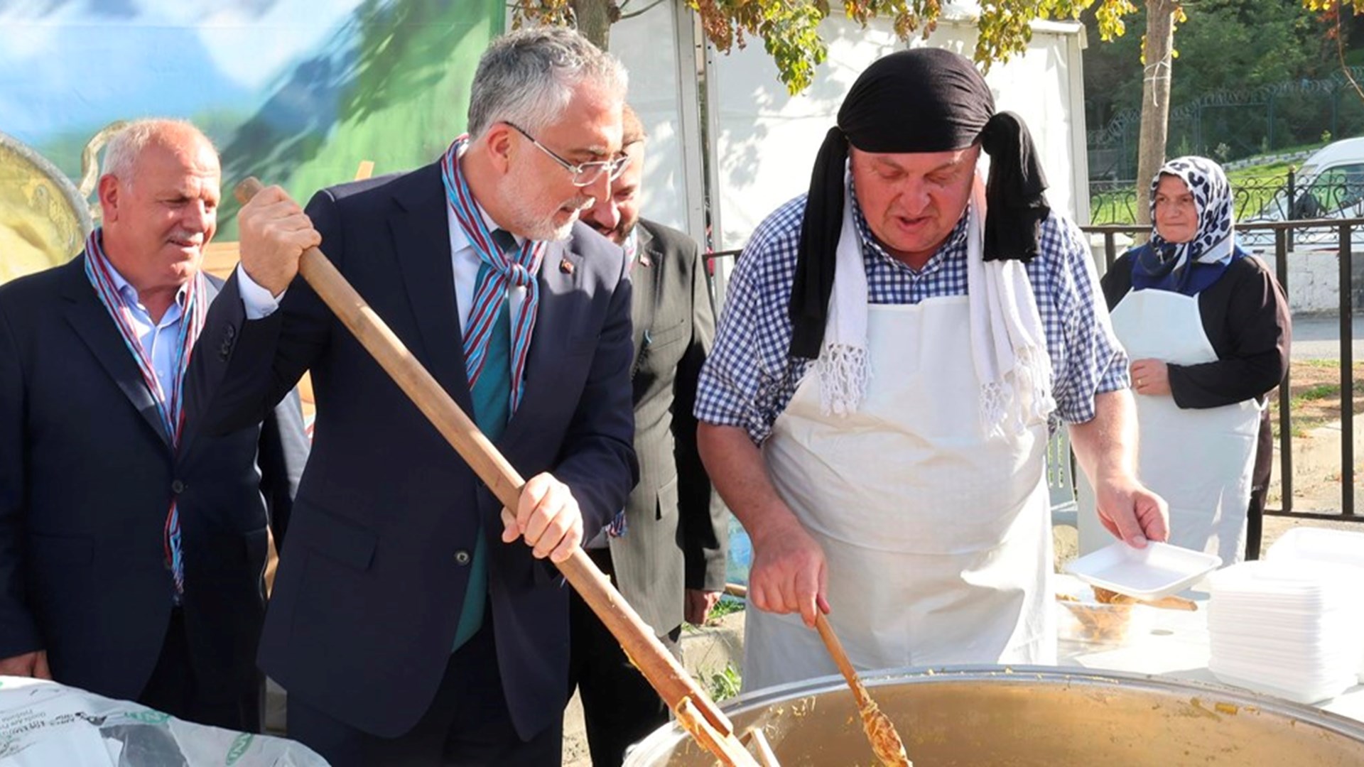 Çalışma ve Sosyal Güvenlik Bakanı Prof. Dr. Vedat Işıkhan, çeşitli temaslarda bulunmak ve programlara katılmak üzere İstanbul’a gitti.