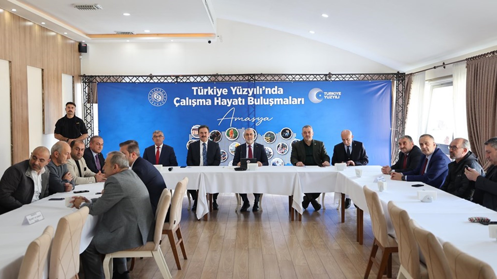 Çalışma ve Sosyal Güvenlik Bakanı Prof. Dr. Vedat Işıkhan, çeşitli temaslarda bulunmak ve programlara katılmak üzere Tokat, Amasya ve Çorum illerini ziyaret etti.