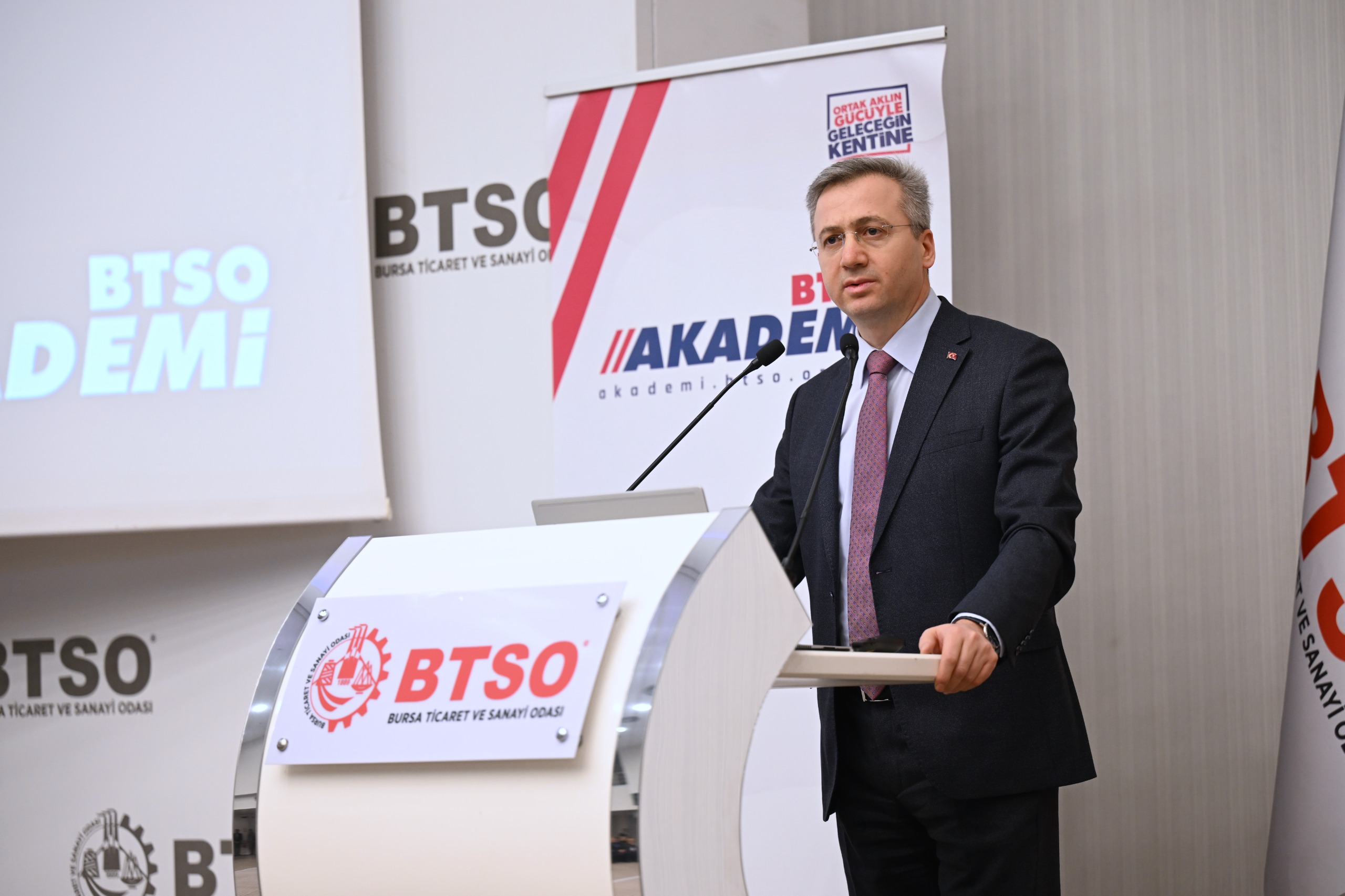 Rehberlik ve Teftiş Başkanlığı tarafından, Bursa Ticaret ve Sanayi Odası (BTSO) ev sahipliğinde, 6 Şubat 2025 tarihinde iş teftiş faaliyetleri ve mevzuat hakkında bilgilendirme toplantısı düzenledi.
