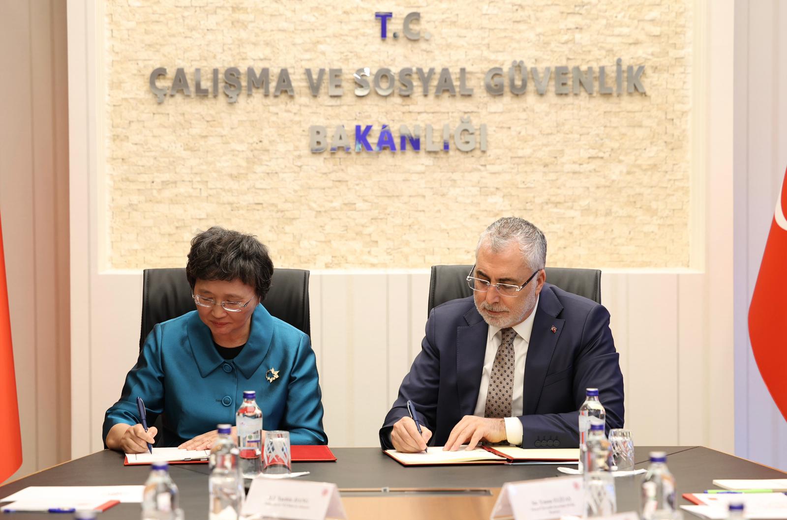Bakan Işıkhan, Çinli Mevkidaşı Wang Xiaoping ile Bakanlıkta Bir Araya Geldi