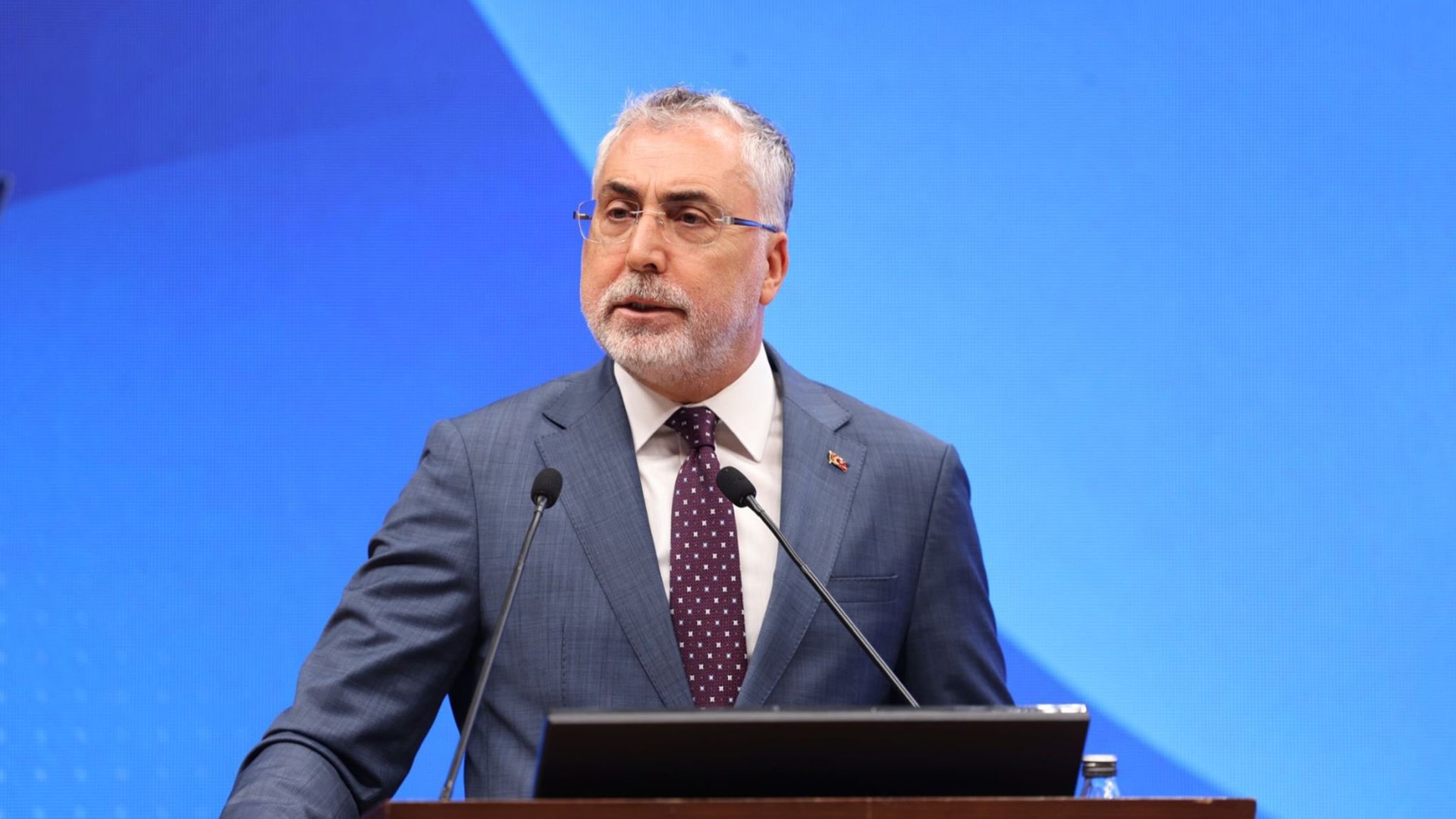 Çalışma ve Sosyal Güvenlik Bakanı Prof. Dr. Vedat Işıkhan, Türkiye Odalar ve Borsalar Birliği (TOBB9 ev sahipliğinde düzenlenen “İş Dünyası İstişare Toplantısı” kapsamında İŞKUR ile TOBB Arasında Nitelikli İşgücü Yetiştirme Programı (NİYEP) ve Kadın İstihdamı İş Birliği Protokolleri İmza Töreni’ne katıldı.