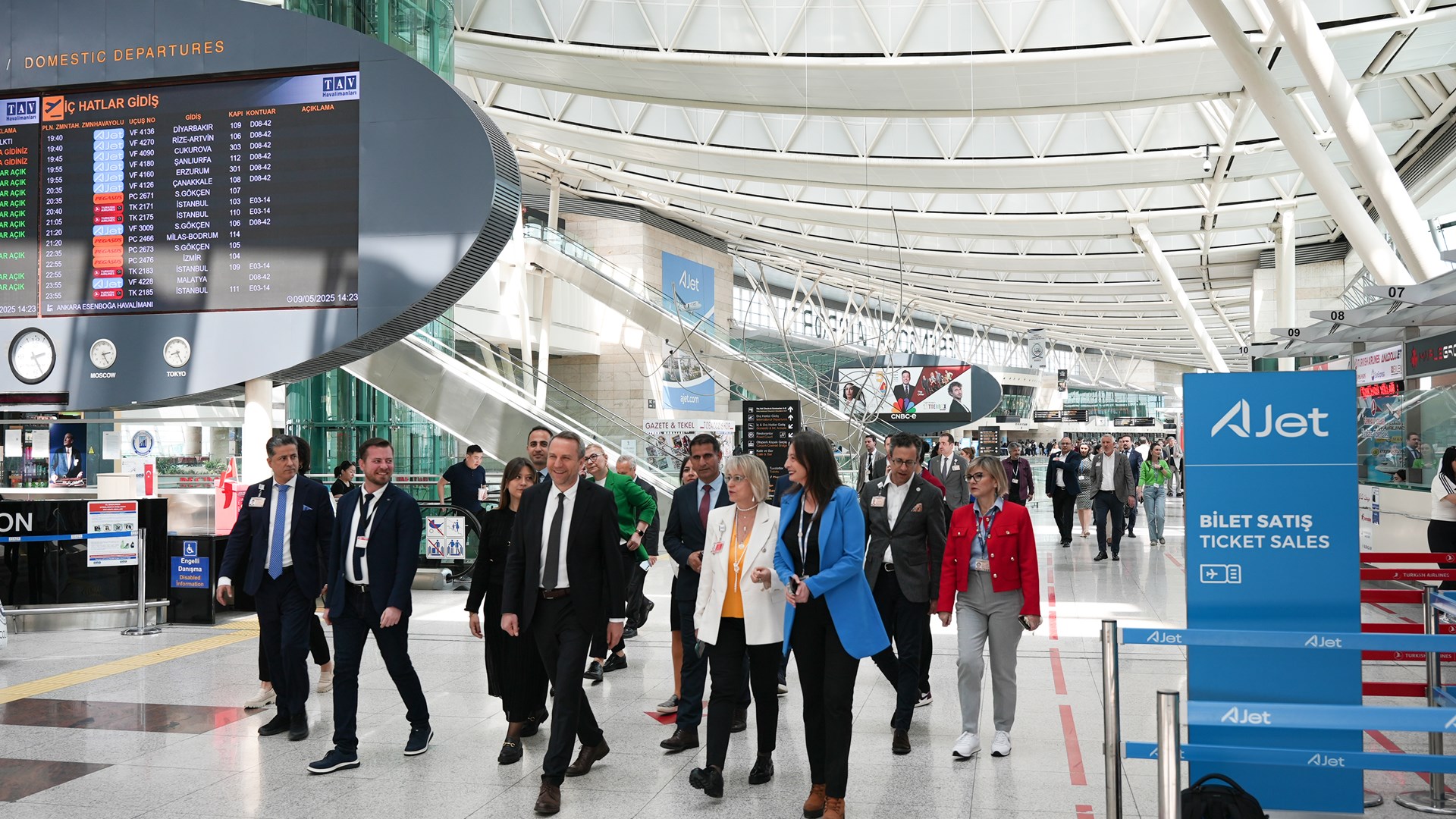 İş Sağlığı ve Güvenliği Haftası etkinlikleri çerçevesinde, 9 Mayıs 2025 tarihinde TAV Esenboğa Yatırım, Yapım ve İşletme A.Ş.’ye iş sağlığı ve güvenliği odaklı bir ziyaret gerçekleştirdik. Ziyaretimiz kapsamında, TAV Esenboğa Havalimanı İdaresi tarafından İSG Haftası boyunca ziyaretçilerin beğenisine sunulan ve Genel Müdürlüğümüzün yürütmüş olduğu MİSGEP Projesine ait fotoğrafların yer aldığı İSG Sergisini de inceledik.