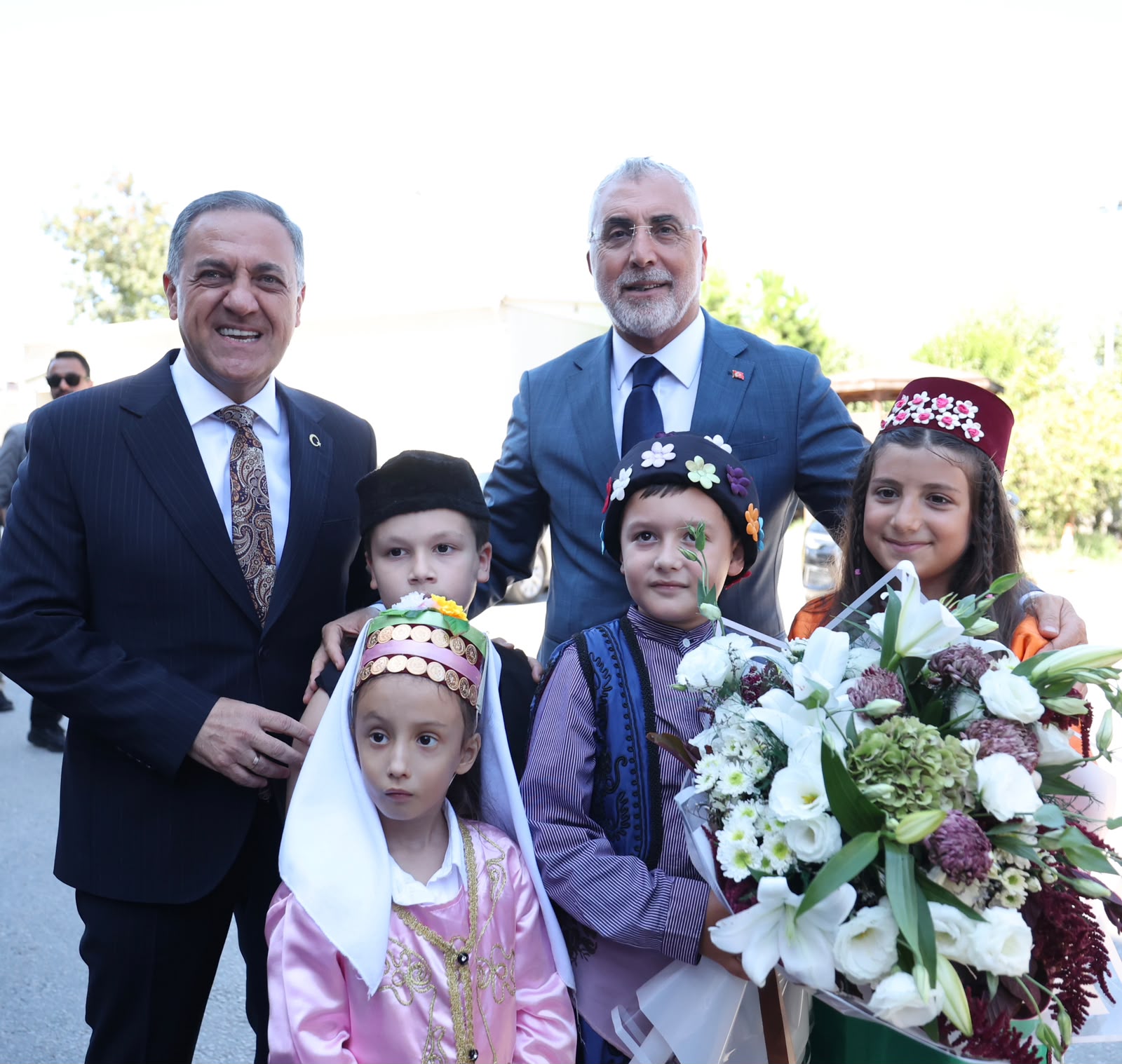 Çalışma ve Sosyal Güvenlik Bakanı Prof. Dr. Vedat Işıkhan, bir dizi ziyaretlerde bulunmak ve programlara katılmak üzere Yalova’ya gitti.