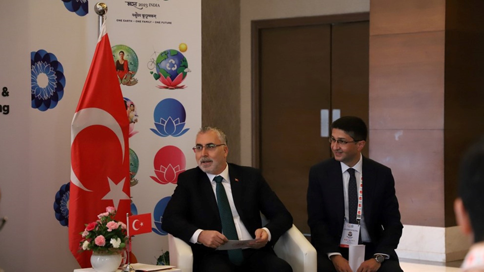alışma ve Sosyal Güvenlik Bakanı Vedat Işıkhan, G20 Çalışma ve İstihdam Bakanları Toplantısı için gittiği Hindistan'da Endonezya, Hindistan, Brezilya ve Hollandalı mevkidaşlarıyla bir araya geldi.