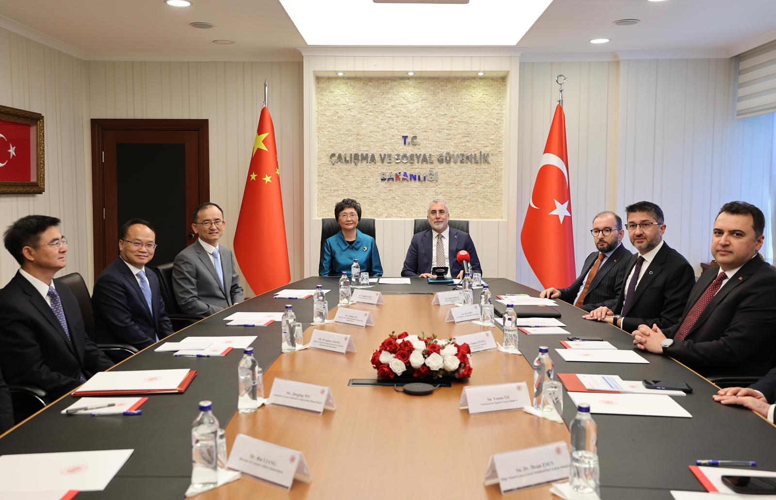 Bakan Işıkhan, Çinli Mevkidaşı Wang Xiaoping ile Bakanlıkta Bir Araya Geldi