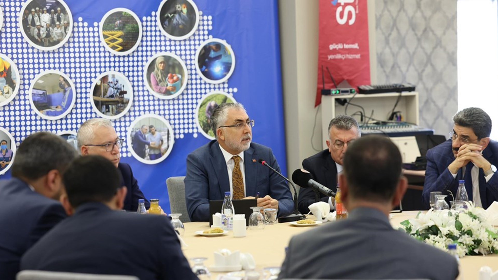 Çalışma ve Sosyal Güvenlik Bakanı Prof. Dr. Vedat Işıkhan, çeşitli temaslarda bulunmak ve “Milli Müdafaadan Milli Kalkınmaya; Türkiye Yüzyılı’nın Kadınları, Kadın İstihdam Sistemi İş Pozitif Tanıtım Programı ve Fuar Açılışı” programına katılmak üzere Sivas’a gitti.