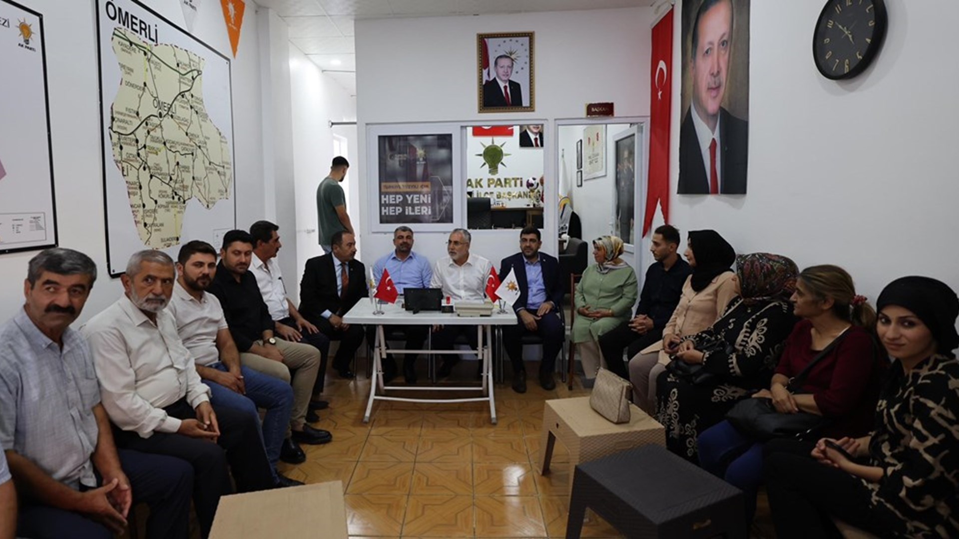 Çalışma ve Sosyal Güvenlik Bakanı Vedat Işıkhan, çeşitli temaslarda bulunmak ve “Mardin İş Dünyası İstişare Toplantısı”na katılmak üzere Mardin’e gitti.