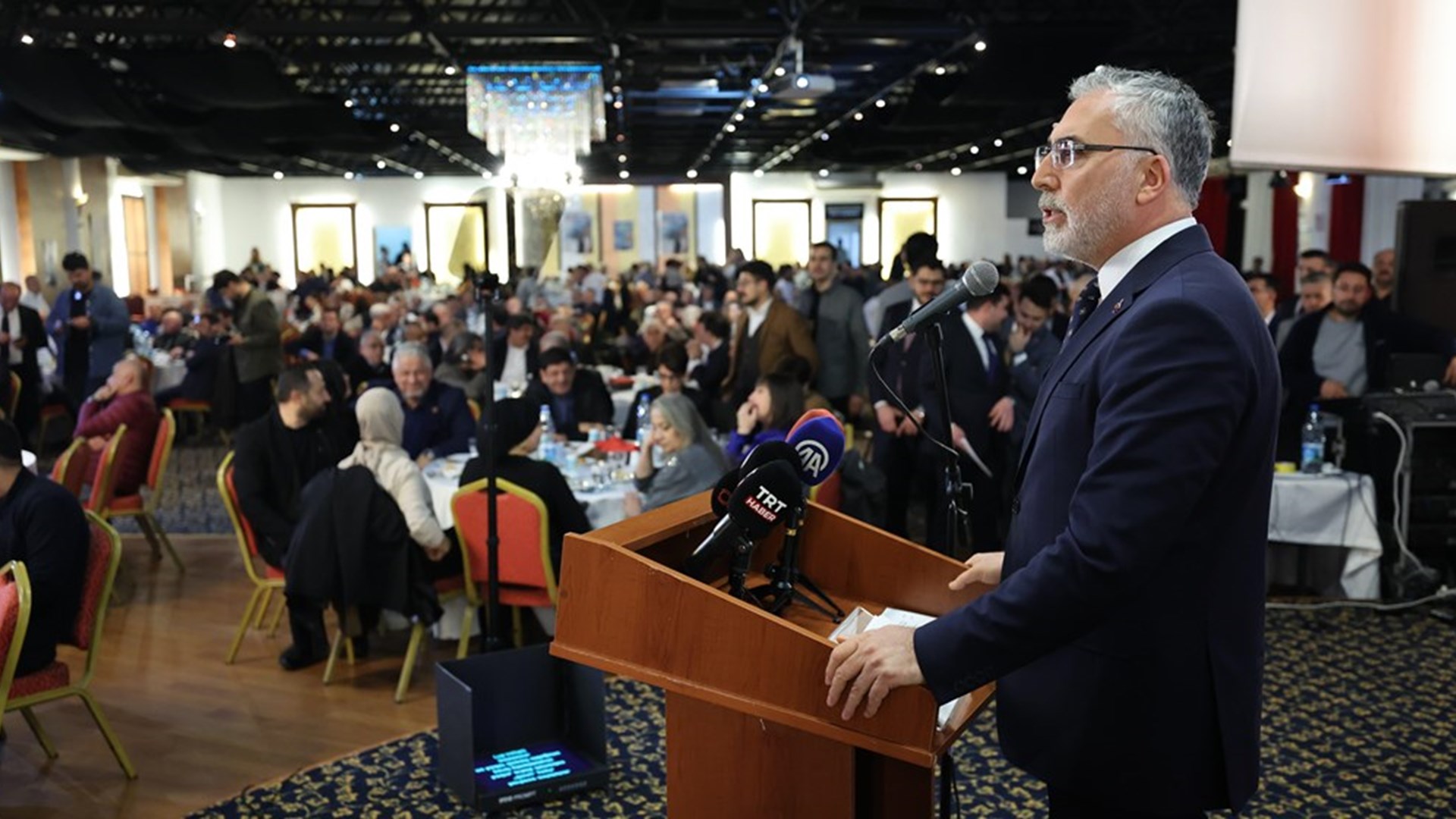 Çalışma ve Sosyal Güvenlik Bakanı Prof. Dr. Vedat Işıkhan, programlara katılmak ve çeşitlik temaslarda bulunmak üzere İzmir’e gitti.