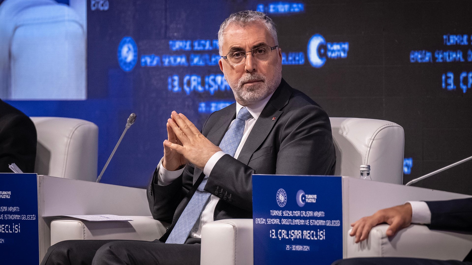 Çalışma ve Sosyal Güvenlik Bakanı Prof. Dr. Vedat Işıkhan, "Türkiye Yüzyılında Çalışma Hayatı: Emeğin, Sendikal Örgütlenmenin ve İstihdamın Geleceği" temasıyla düzenlenen 13. Çalışma Meclisi toplantısına katıldı.