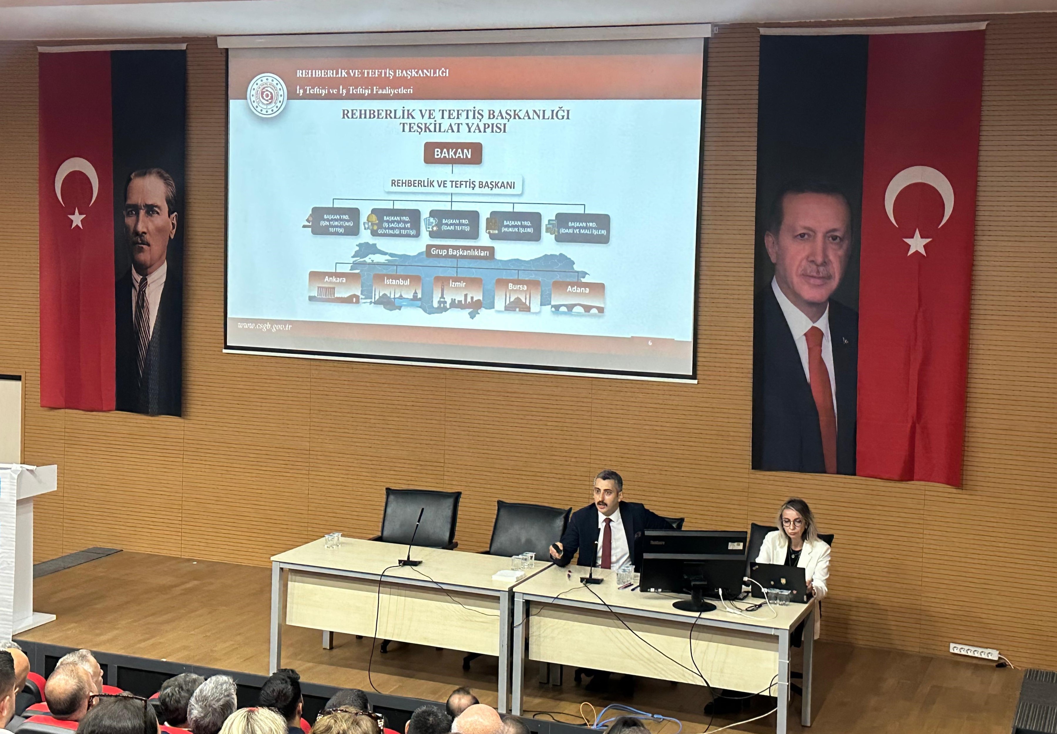 Rehberlik ve Teftiş Başkanlığımız tarafından, Zonguldak Çalışma ve İş Kurumu İl Müdürlüğünün katkılarıyla 22 Eylül 2026 tarihinde Zonguldak Sosyal Güvenlik Kurumu İl Müdürlüğünde bilgilendirme toplantısı gerçekleştirildi. Toplantıda, 2026 yılında yürütülen iş sağlığı ve güvenliği ile işin yürütümü yönünden teftiş faaliyetleri ele alındı.