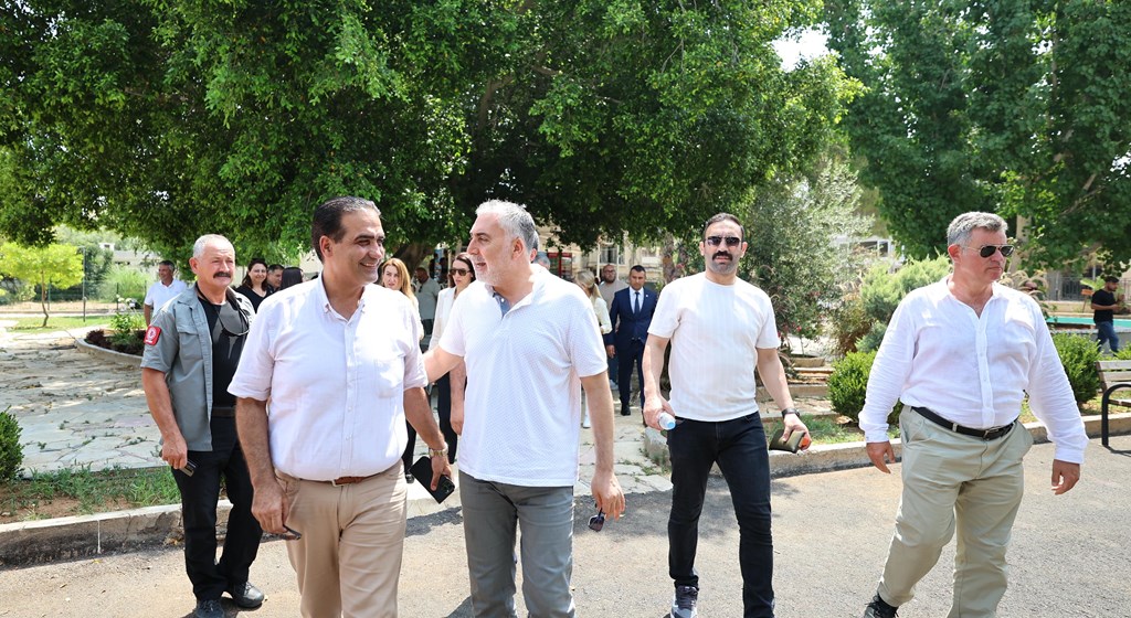 Çalışma ve Sosyal Güvenlik Bakanı Prof. Dr. Vedat Işıkhan, programlara katılmak ve çeşitli temaslarda bulunmak üzere gittiği Kuzey Kıbrıs Türk Cumhuriyeti’nde Kapalı Maraş’ı ziyaret etti.