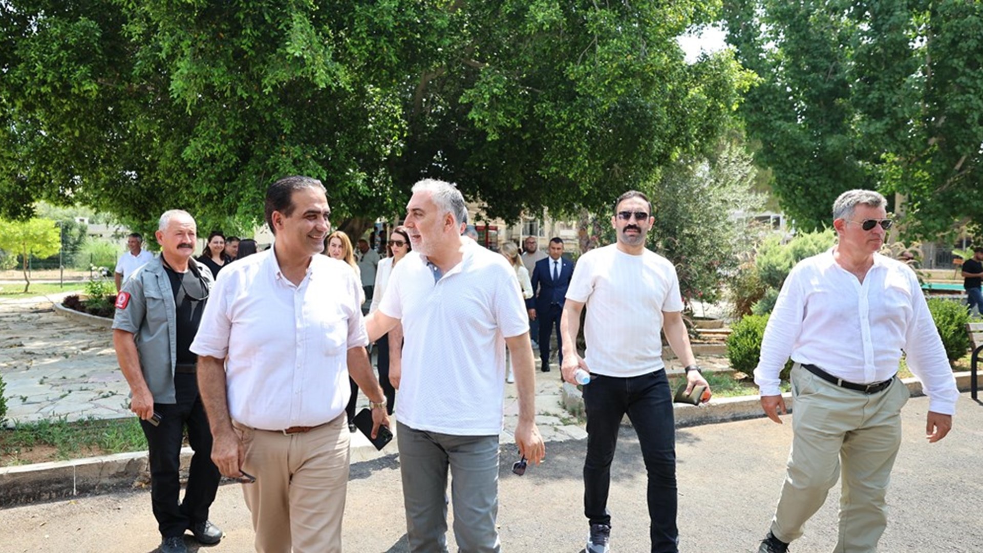 Çalışma ve Sosyal Güvenlik Bakanı Prof. Dr. Vedat Işıkhan, programlara katılmak ve çeşitli temaslarda bulunmak üzere gittiği Kuzey Kıbrıs Türk Cumhuriyeti’nde Kapalı Maraş’ı ziyaret etti.