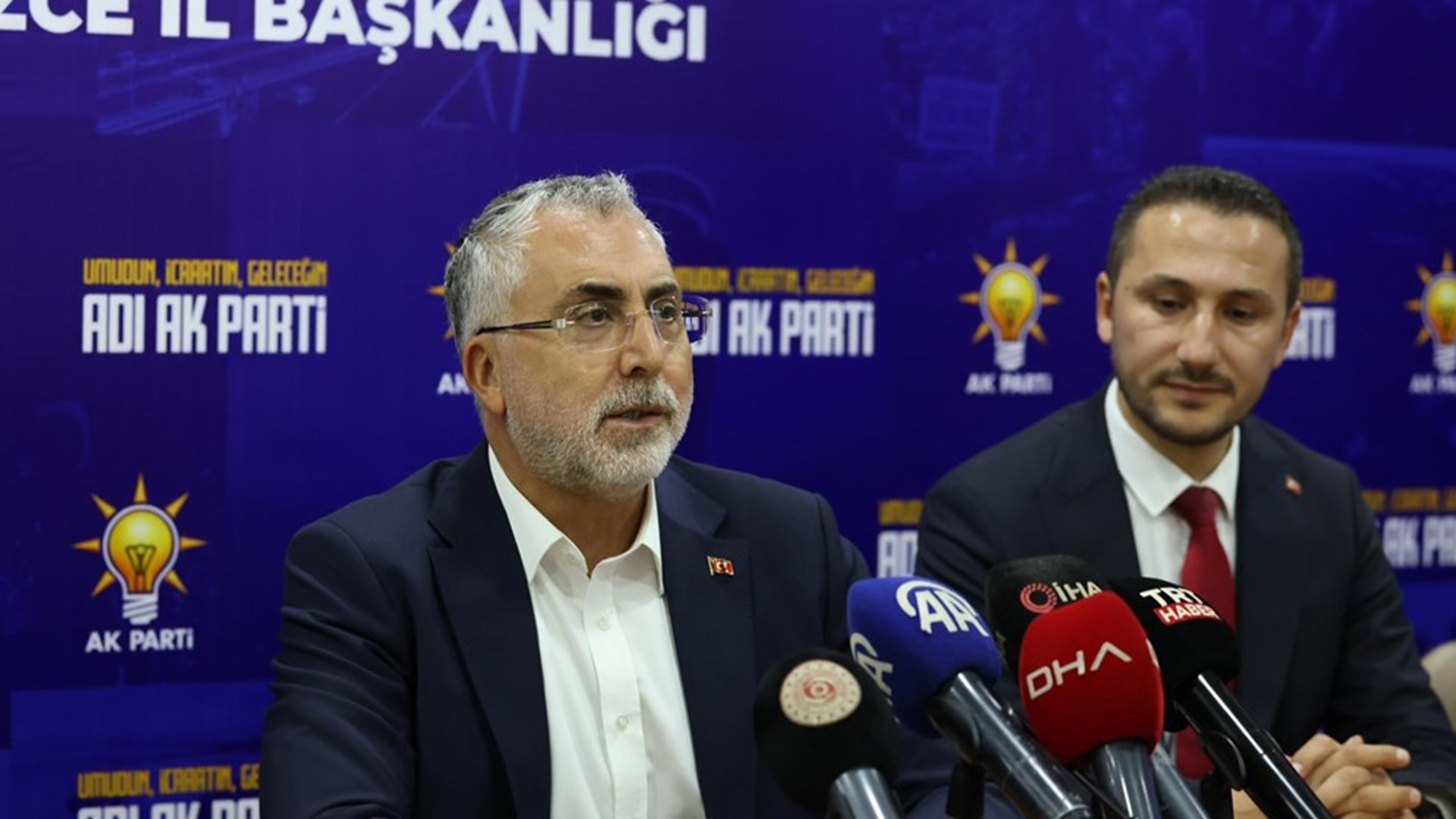 Çalışma ve Sosyal Güvenlik Bakanı Prof. Dr. Vedat Işıkhan, çeşitli ziyaretlerde bulunmak ve AK Parti Düzce İl Danışma Meclisi Toplantısı’na katılmak üzere Düzce’ye gitti.