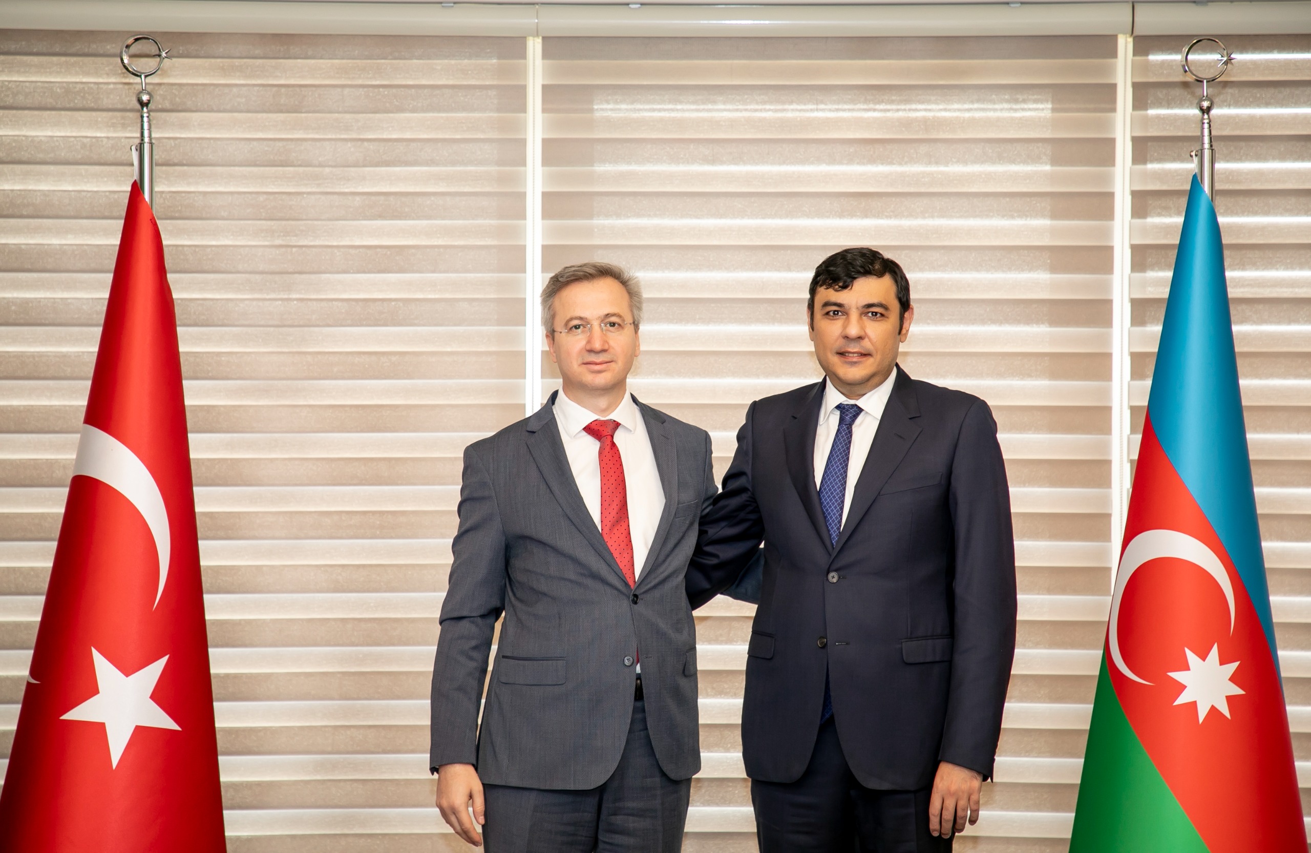 Türkiye Cumhuriyeti Çalışma ve Sosyal Güvenlik Bakanlığı ile Azerbaycan Cumhuriyeti Çalışma ve Halkın Sosyal Koruması Bakanlığı arasındaki 11. Ortak Daimî Komisyon Toplantısı’nda kabul edilen “2024-2025 Eylem Planı” çerçevesinde, Rehberlik ve Teftiş Başkanımız Bekir Aktürk ve beraberindeki heyet, Azerbaycan’a çalışma ziyareti gerçekleştirdi. Ziyaret kapsamında, 23 Eylül 2025 tarihinde çeşitli oturumlar düzenlendi.