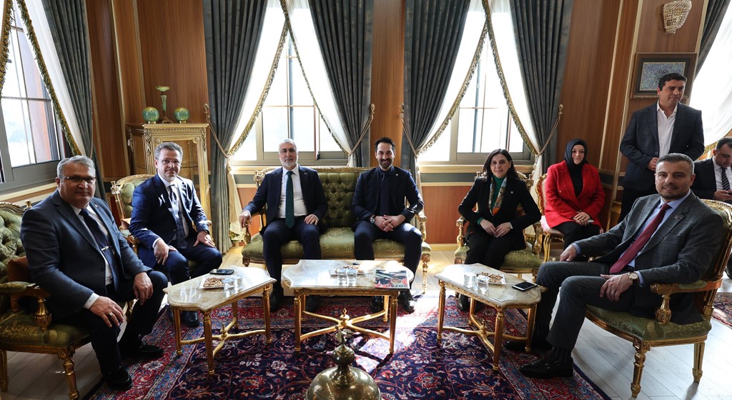 Çalışma ve Sosyal Güvenlik Bakanı Prof. Dr. Vedat Işıkhan, Manisa’da düzenlenen “İş-Pozitif Kadın İstihdamı Projesi Tanıtım Toplantısı” na iştirak etti.