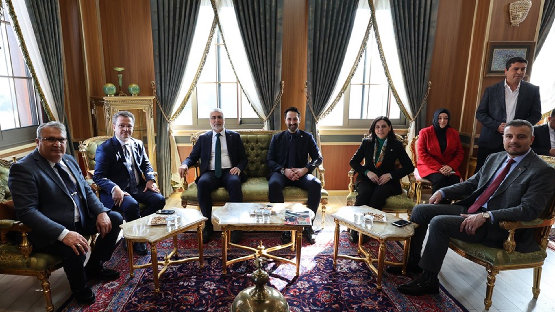 Çalışma ve Sosyal Güvenlik Bakanı Prof. Dr. Vedat Işıkhan, Manisa’da düzenlenen “İş-Pozitif Kadın İstihdamı Projesi Tanıtım Toplantısı” na iştirak etti.