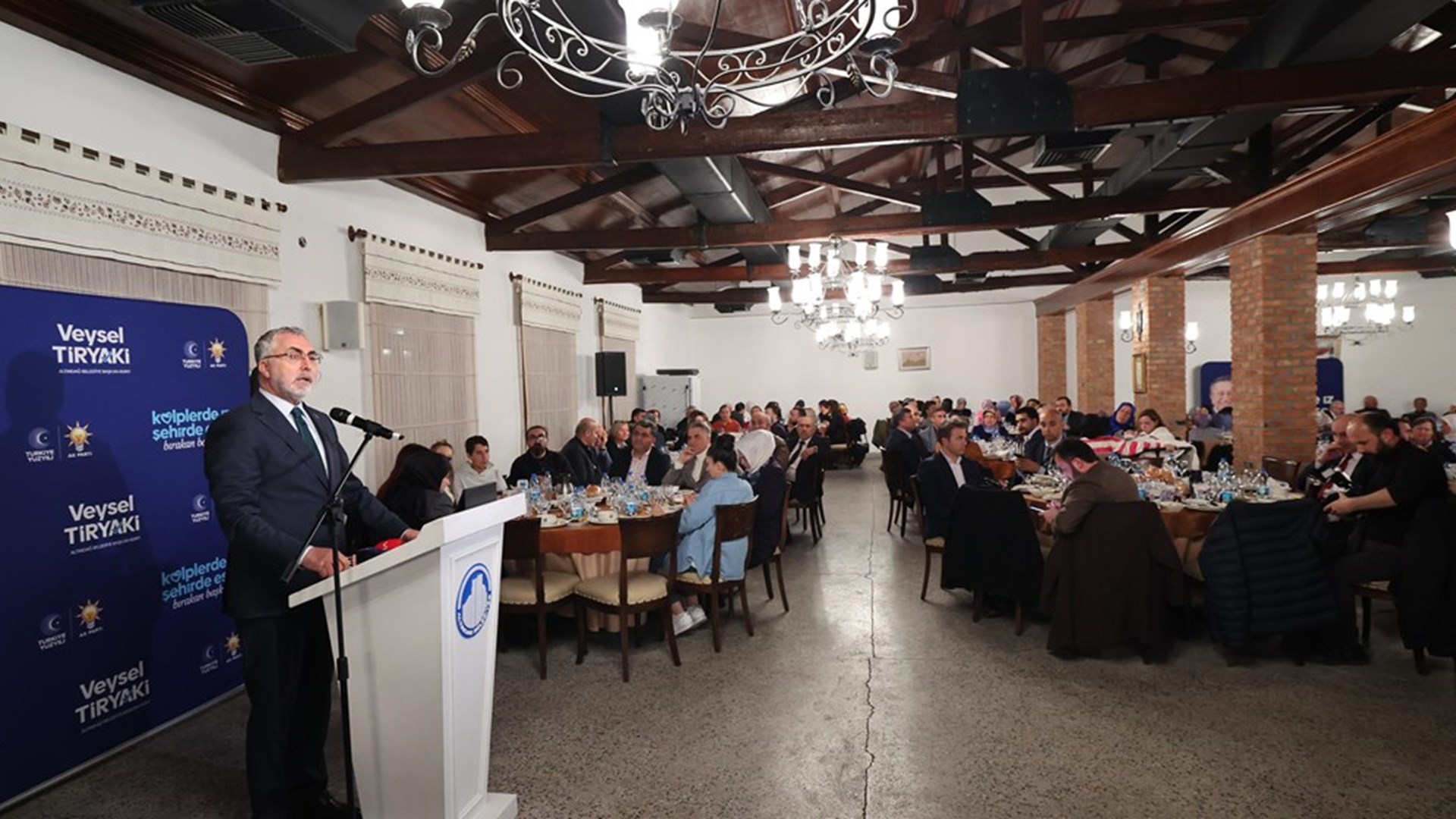 Çalışma ve Sosyal Güvenlik Bakanı Prof. Dr. Vedat Işıkhan, çeşitli temaslarda bulunmak ve programlara katılmak için Ankara’nın Keçiören ve Altındağ İlçelerini ziyaret etti.